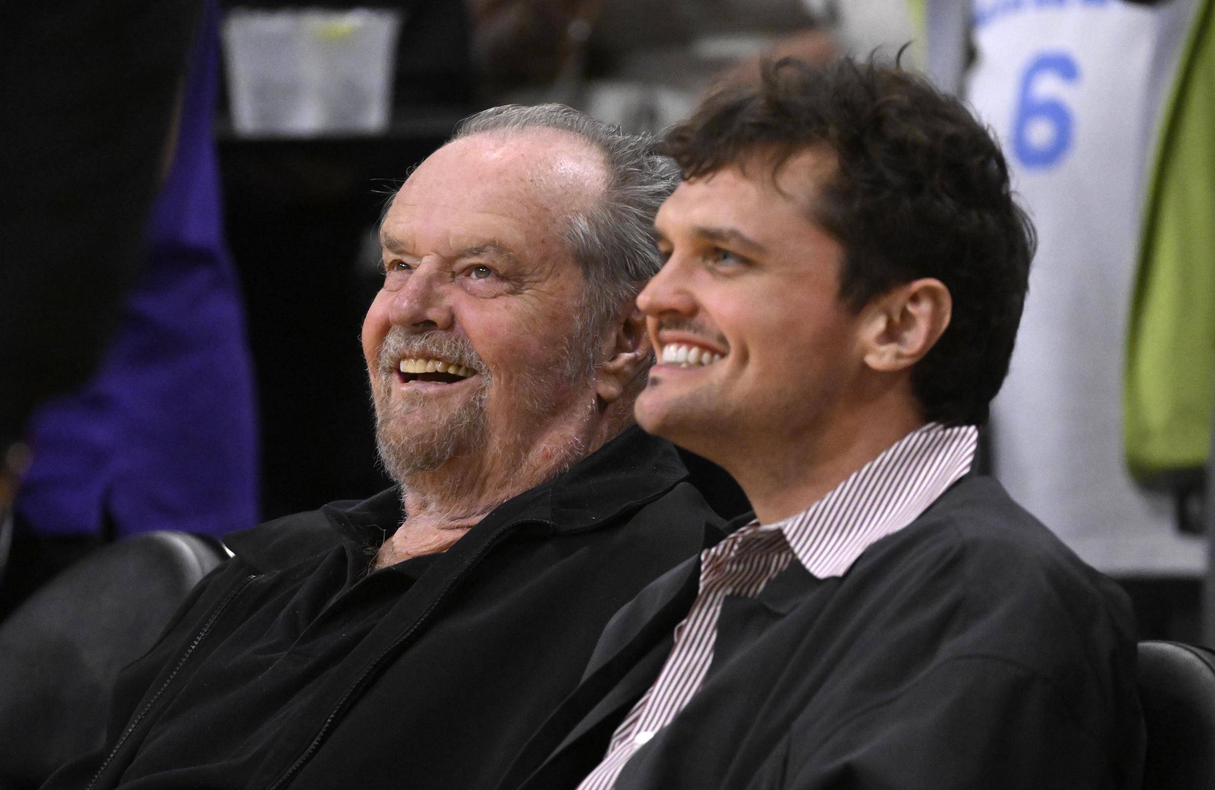 Jack y Ray Nicholson antes del sexto partido de baloncesto de las semifinales de la Conferencia Oeste de la NBA entre Los Angeles Lakers y los Golden State Warriors en Los Angeles el viernes 12 de mayo de 2023 | Fuente: Getty Images