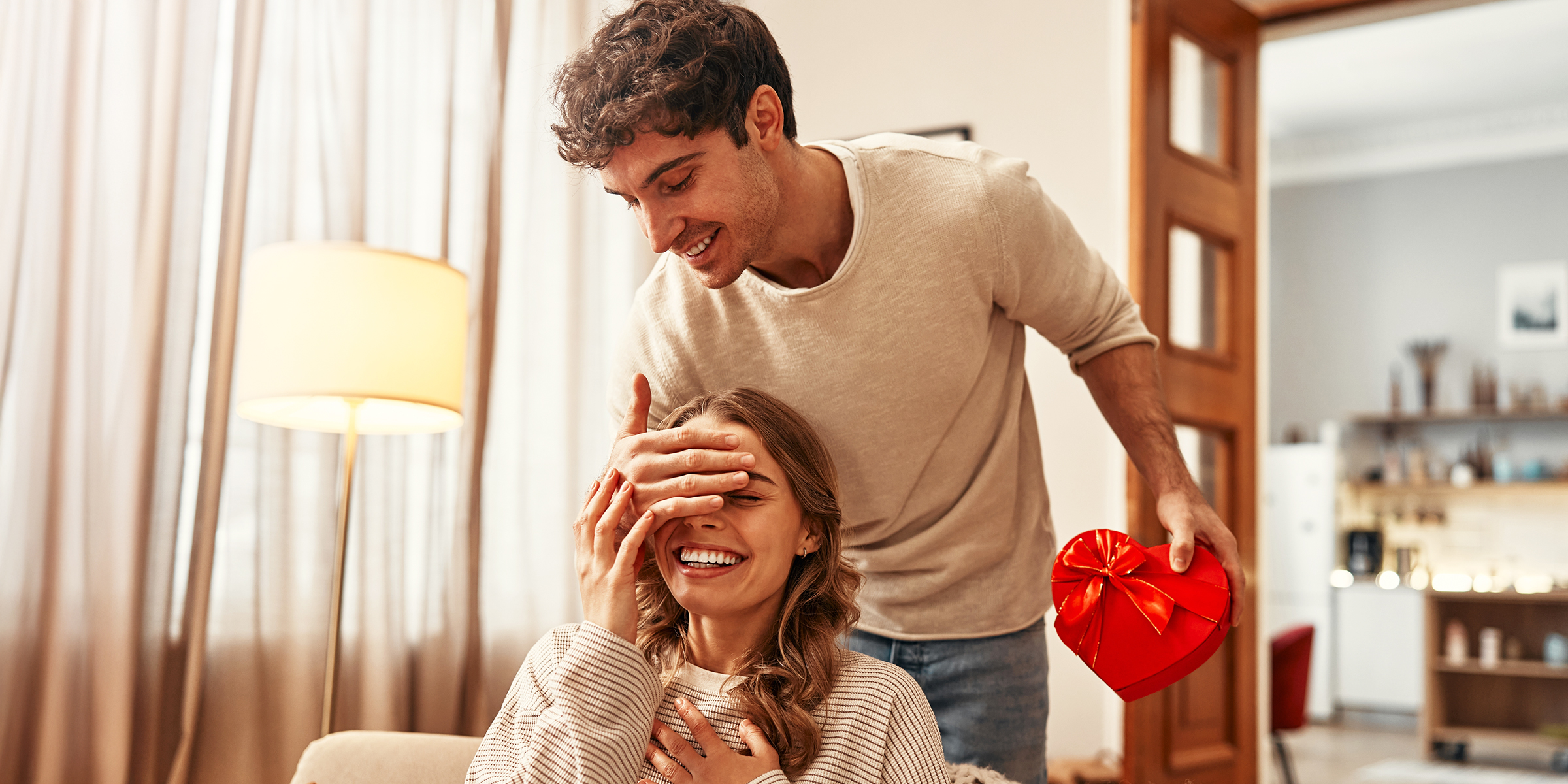 Un hombre haciendo un regalo a una mujer | Fuente: Shutterstock