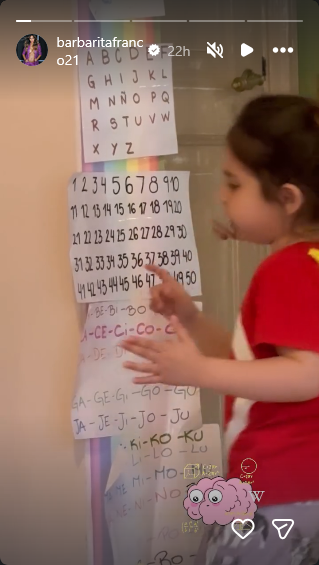 Sarah Burlando en su habitación jugando con un educativo cartel con números que le instaló su mamá | Fuente: Instagram Stories/barbaritafranco21
