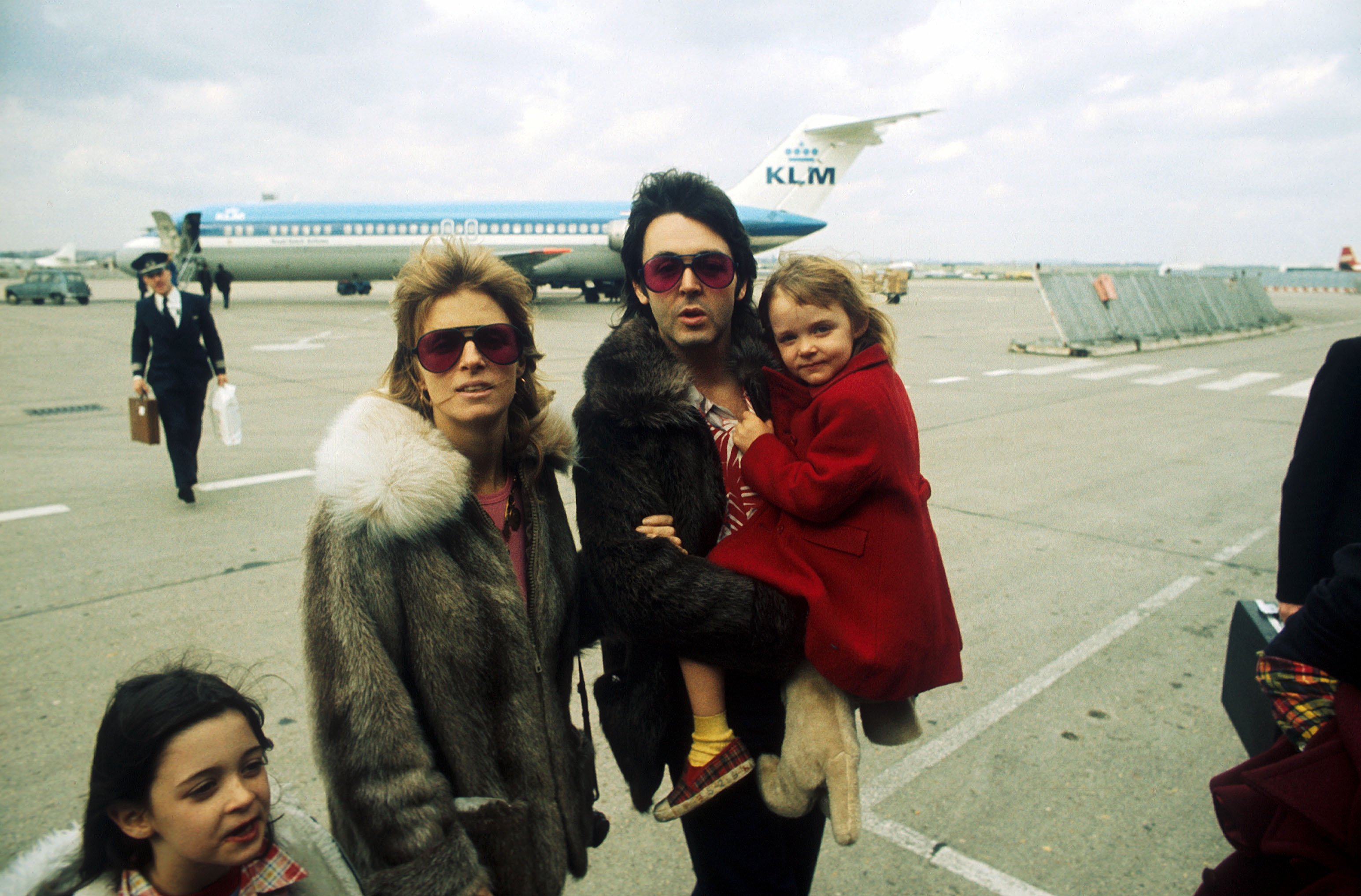 Paul McCartney, su esposa Linda y su hija Stella McCartney en un aeropuerto, en abril de 1998 en el Reino Unido. | Foto: Getty Images