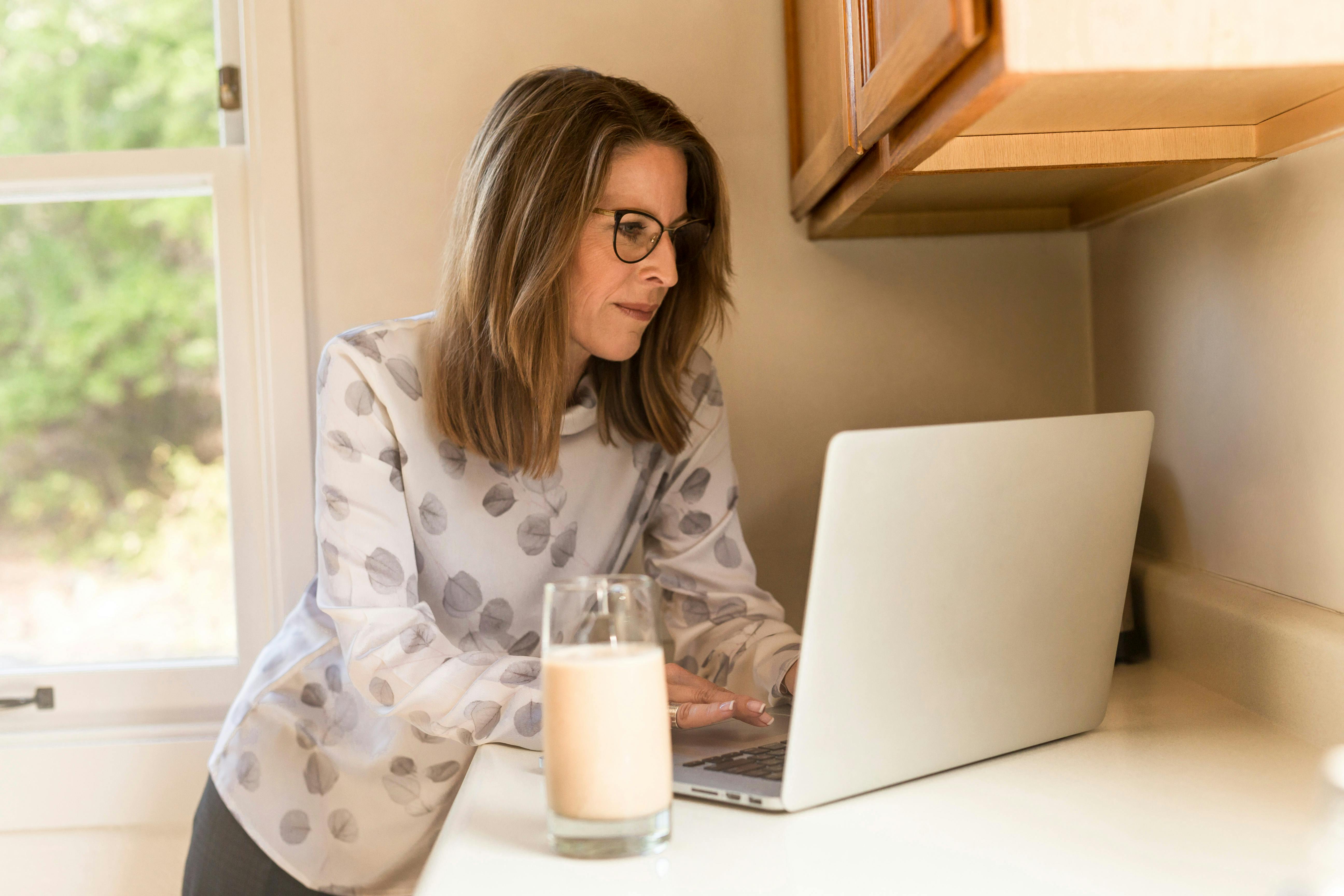 Una mujer mayor usando su portátil | Fuente: Pexels