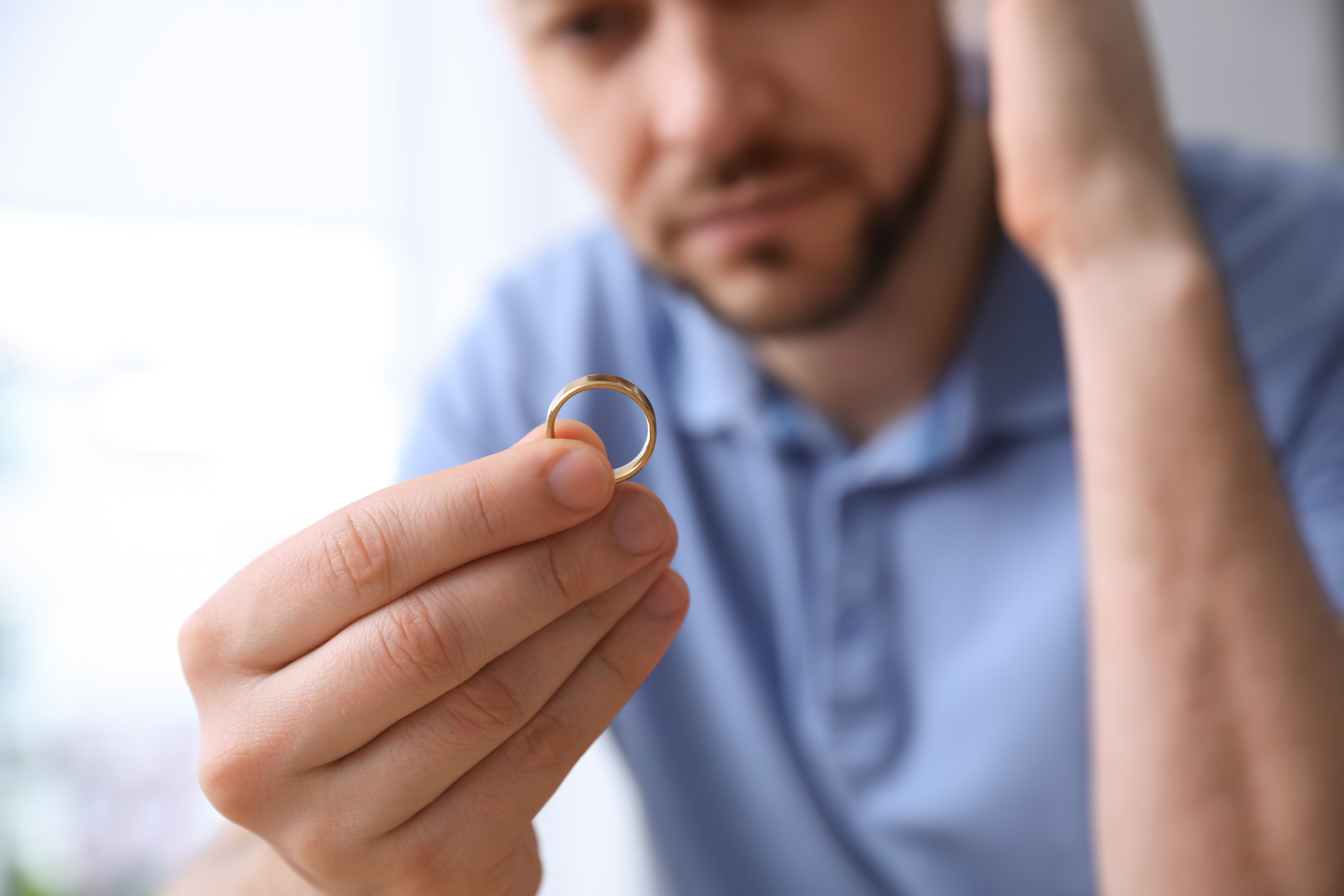 Un hombre frustrado sujetando un anillo. | Foto: Shutterstock