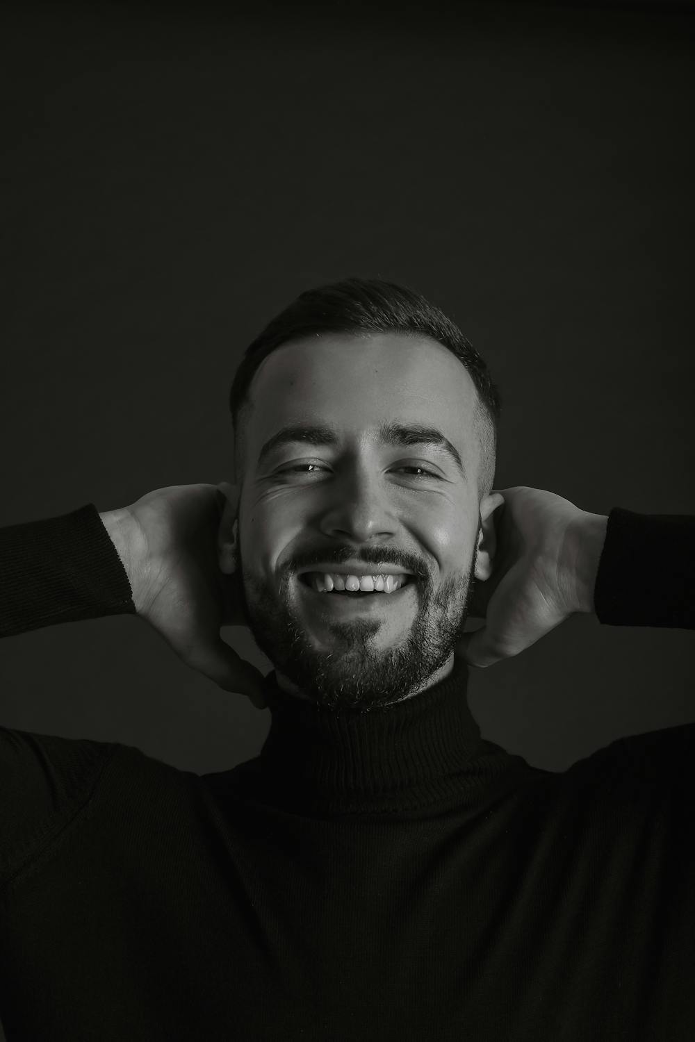 Un hombre sonriente y desenfadado | Fuente: Pexels