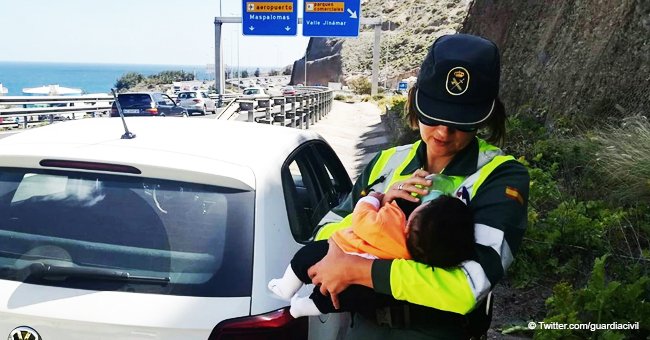 Guardia Civil cuida a un bebé cuyo padre estaba sufriendo un amago de infarto en la carretera