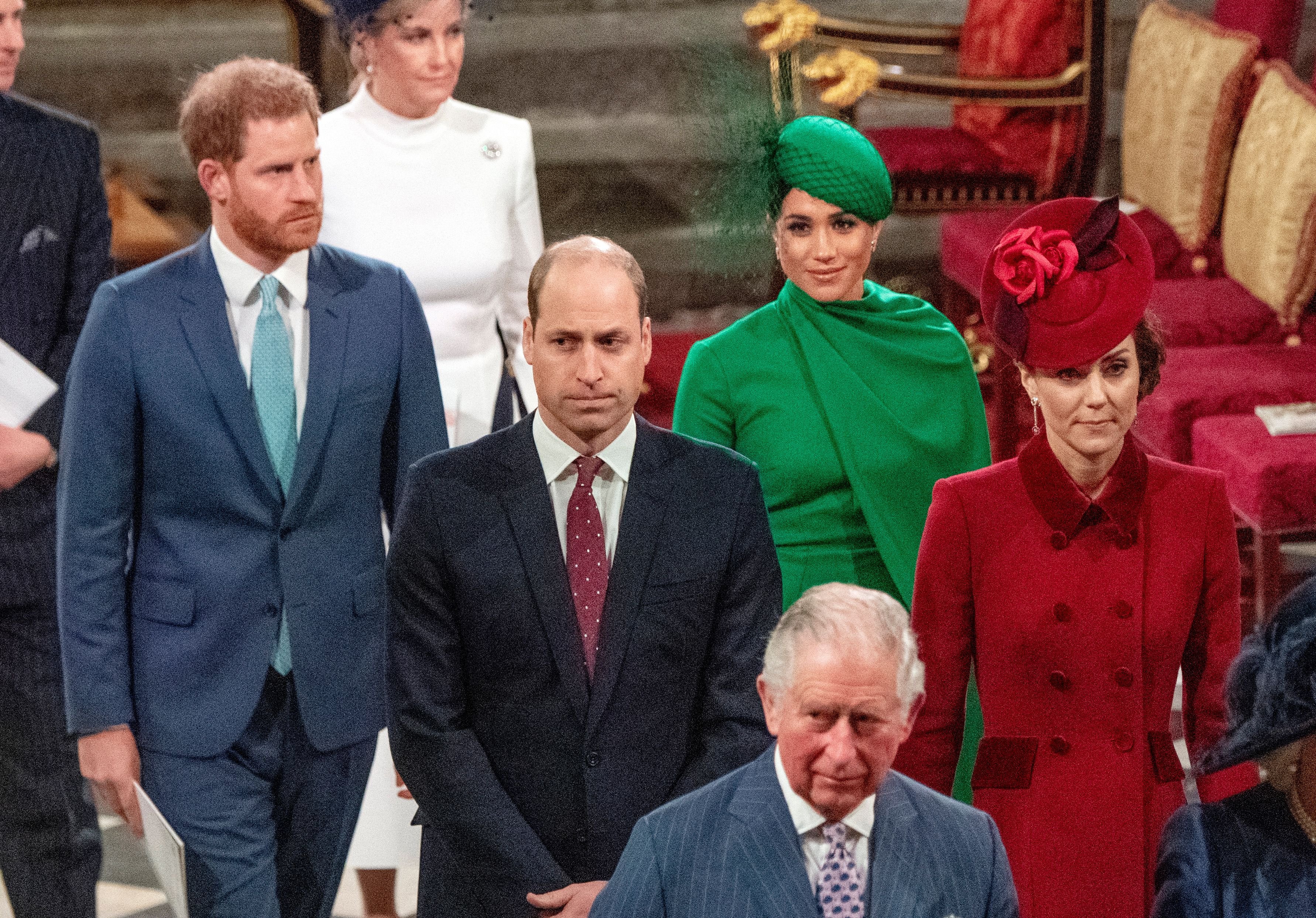 El príncipe Harry y Meghan Markle detrás del príncipe William y Kate Middleton cuando salían de la Abadía de Westminster tras asistir al Servicio de la Commonwealth anual en Londres, el 9 de marzo de 2020. | Foto: Getty Images