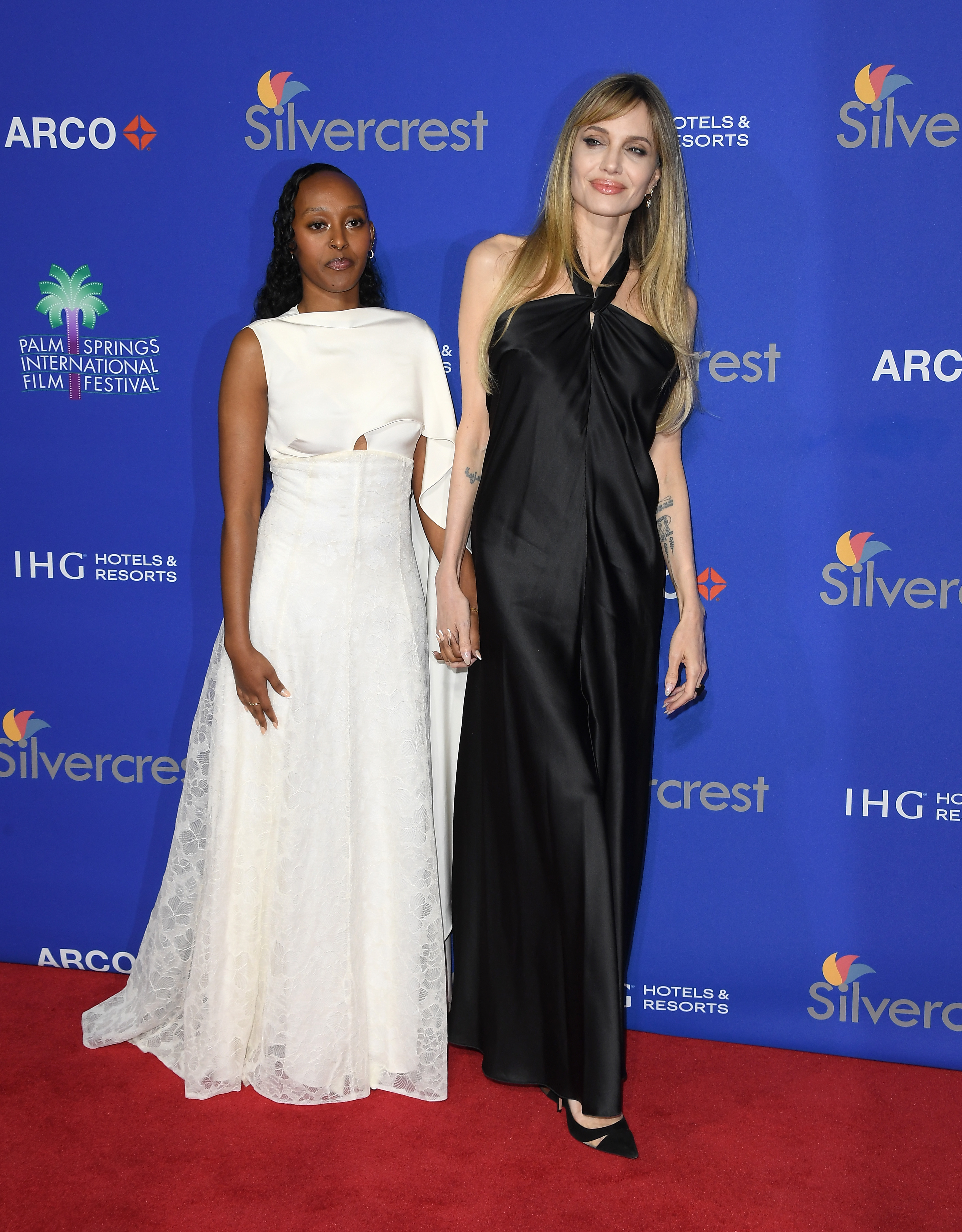 Zahara Marley Jolie, y Angelina Jolie en la 36ª edición de los Premios Cinematográficos del Festival Internacional de Cine de Palm Springs el 03 de enero de 2025, en Palm Springs, California. | Fuente: Getty Images