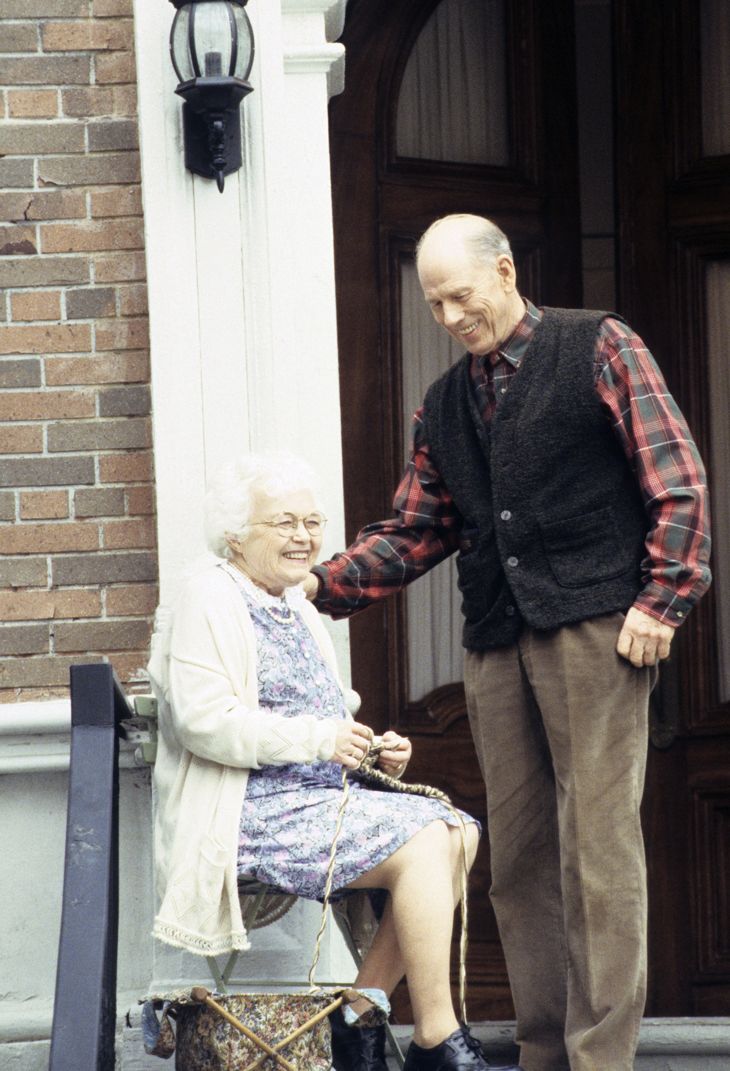 Rance Howard y Jean Speegle en el set de "Putting Two n' Two Together" en 1998. | Foto: Getty Images