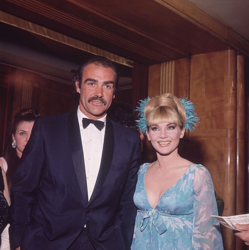 Sean Connery con su primera esposa Diane Cilento en el estreno de la película "You Only Live Twice". | Foto: Getty Images