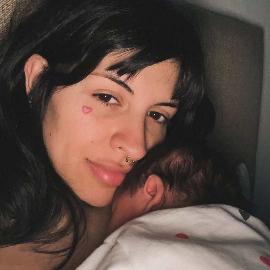 Inti con Cazzu. | Foto: Instagram.com/cazzuchileoficial