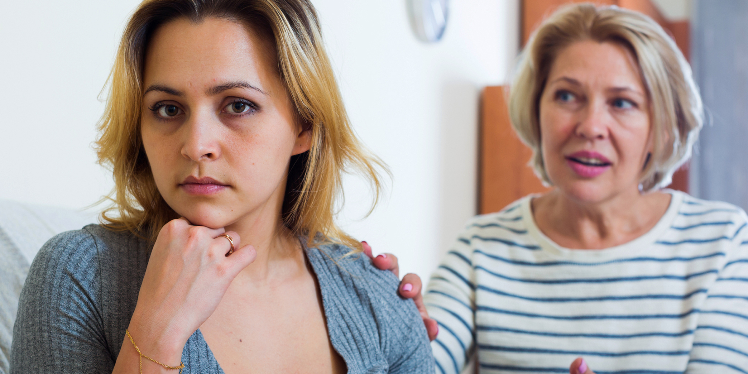 Mujer y su hija | Fuente: Shutterstock