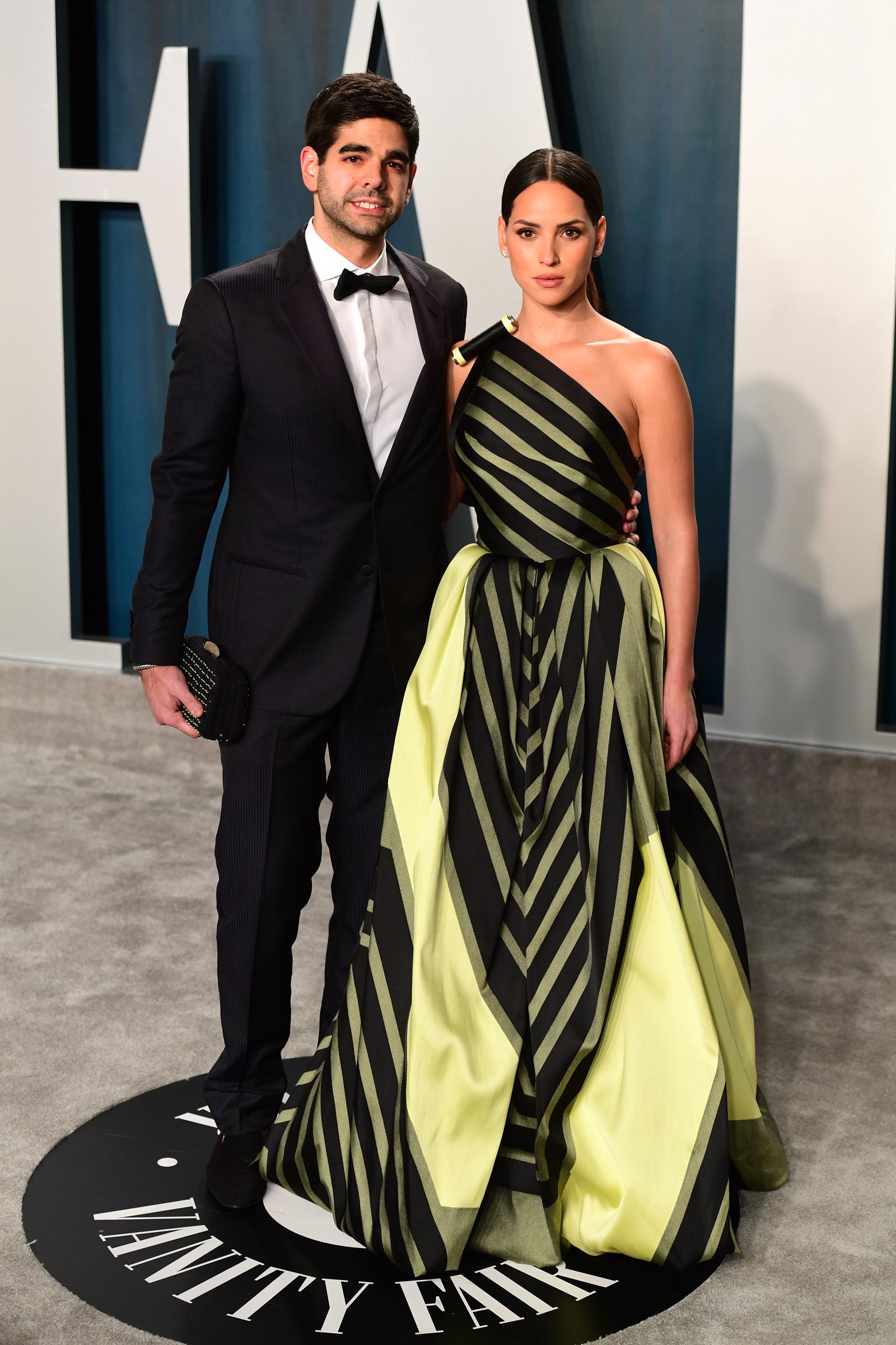 Edgardo Canales y Adria Arjona en la fiesta Vanity Fair de los Oscar el 9 de febrero de 2020, en Beverly Hills, Los Angeles, California. | Fuente: Getty Images