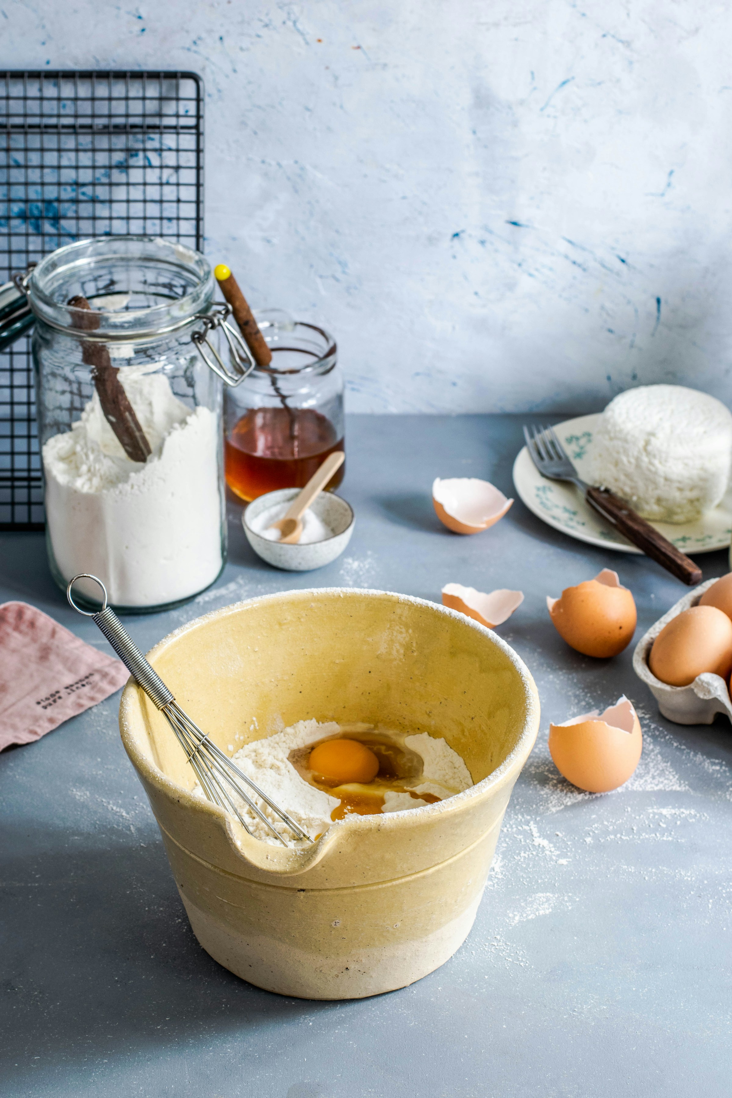 Ingredientes de repostería en un bol con un batidor | Foto: Unsplash