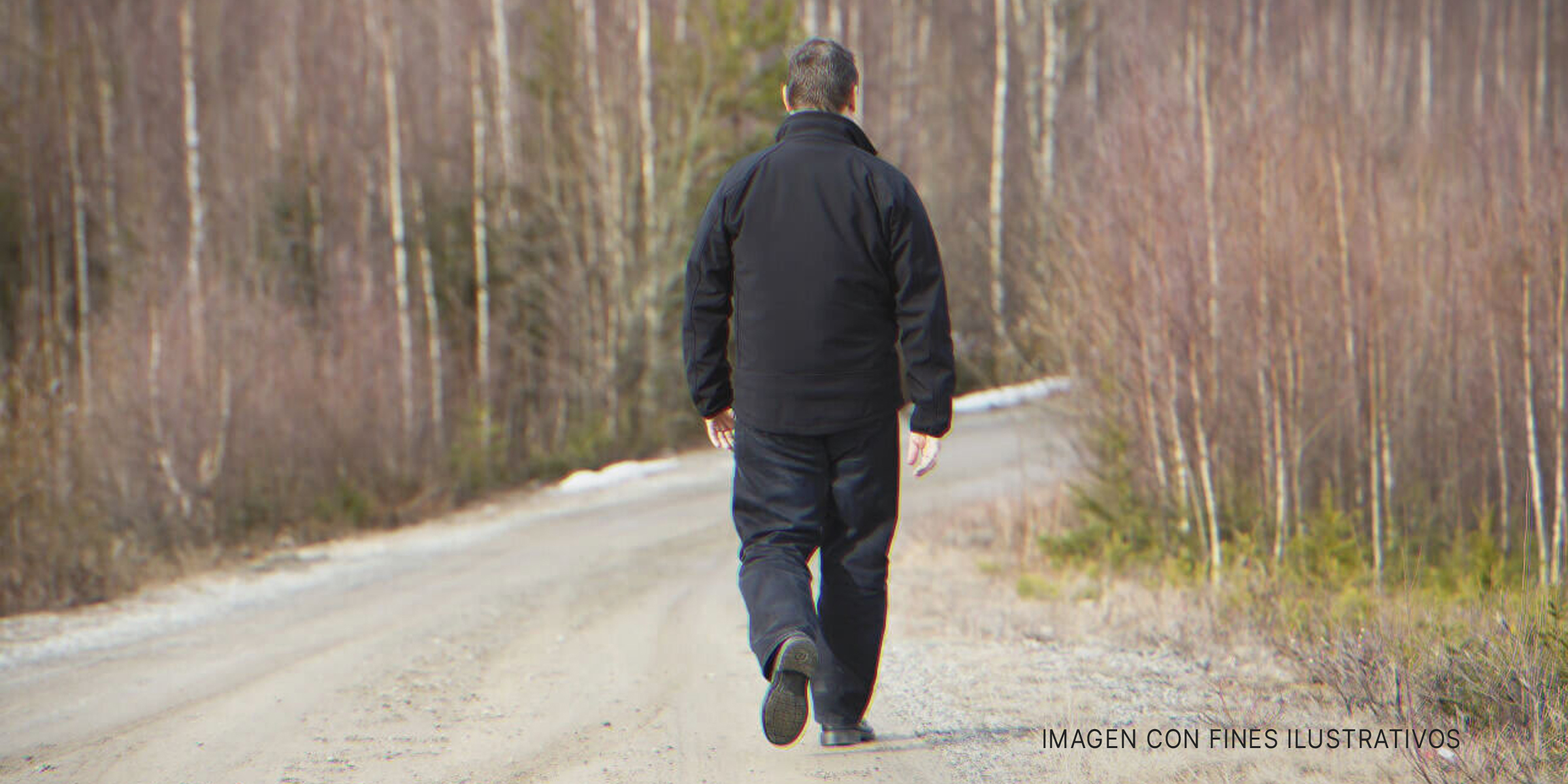 Hombre solitario caminando por una carretera. | Foto: Shutterstock
