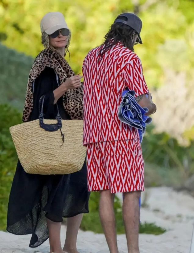 Heidi Klum y Tom Kaulitz pasean por la playa, el 11 de enero de 2025 | Fuente: Instagram/pagesix