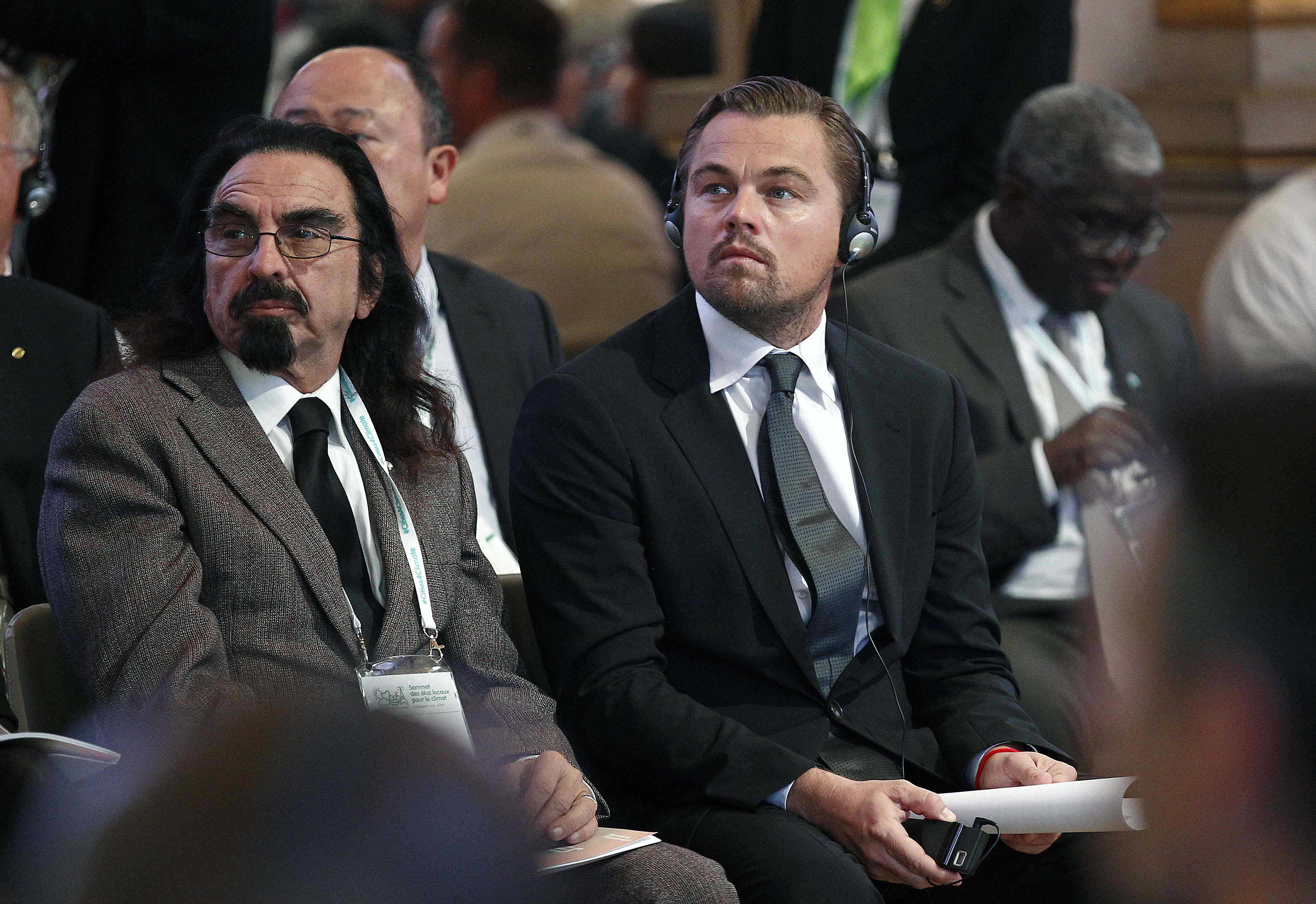 Leonardo DiCaprio y su padre George DiCaprio asisten a una conferencia sobre el cambio climático el 4 de diciembre de 2015 en París, Francia | Foto: Getty Images