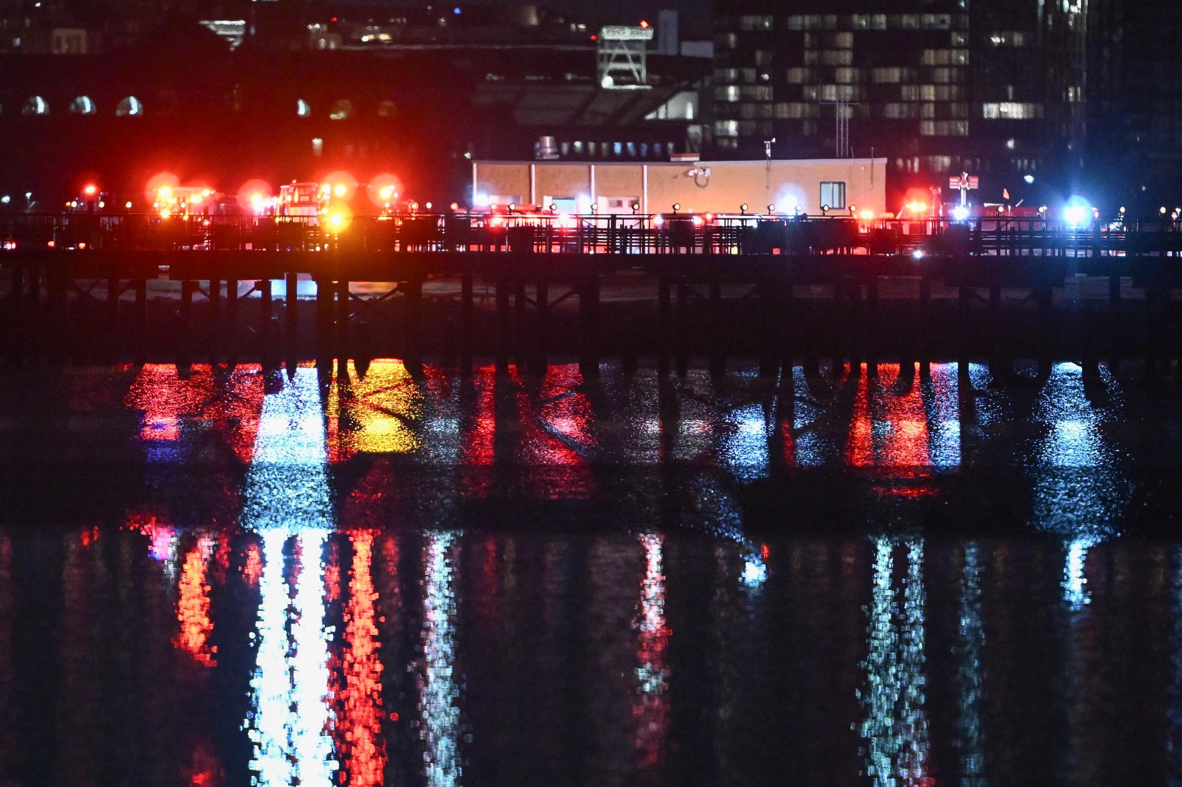 Vista de la escena después de que un avión regional colisionara en pleno vuelo con un helicóptero militar el 30 de enero de 2025, en Washington, D.C. | Fuente: Getty Images