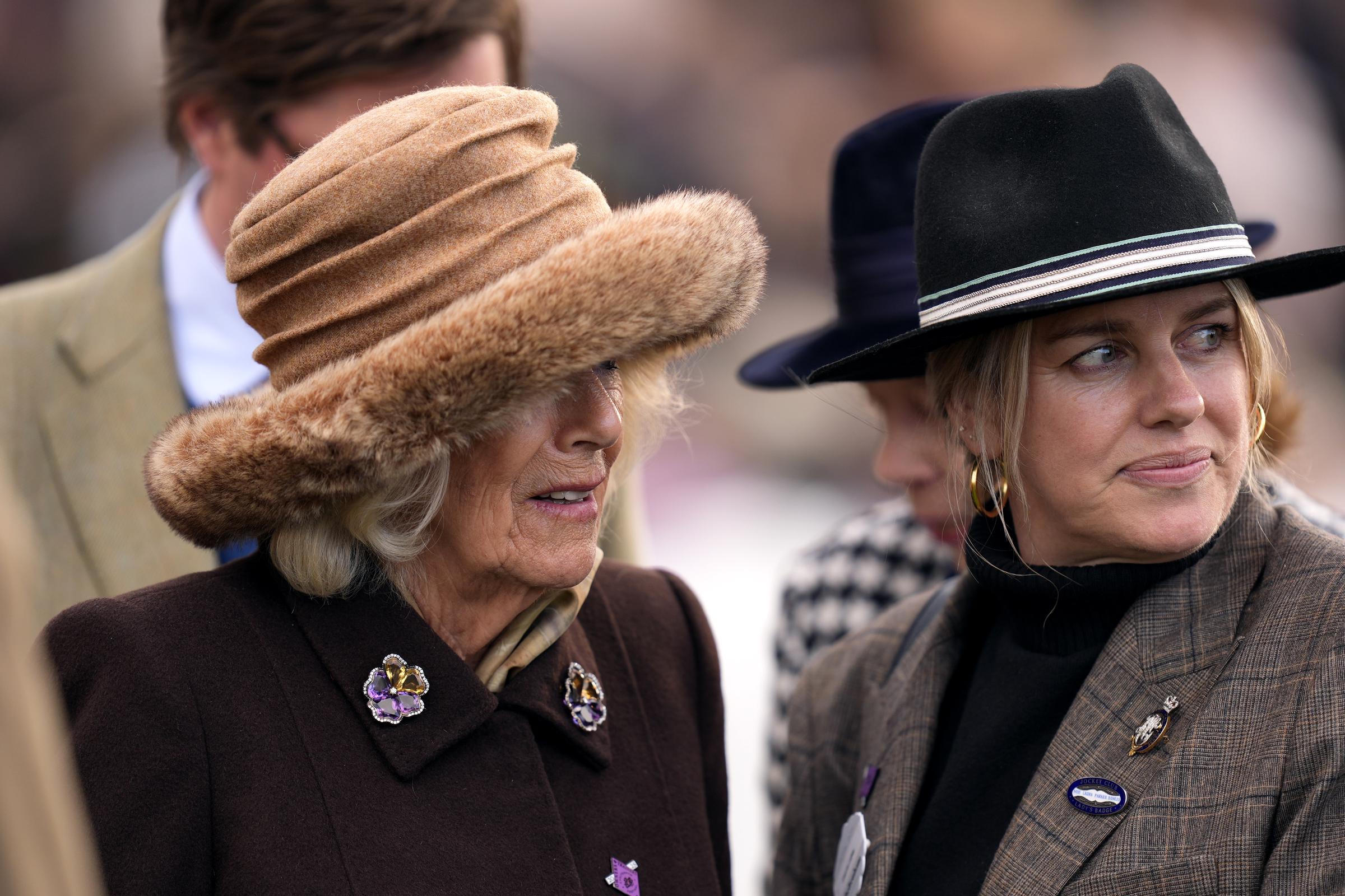 La reina Camilla con su hija Laura Lopes en la pista de desfile el segundo día del Festival de Cheltenham de 2025 en el hipódromo de Cheltenham, el 12 de marzo de 2025 | Fuente: Getty Images