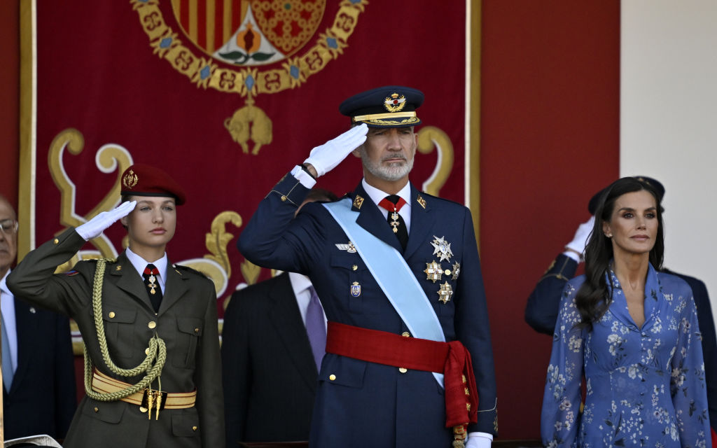 El rey de España, Felipe VI , la reina Letizia y Leonor, princesa de Asturias, asisten al desfile militar del Día de la Hispanidad en Madrid, España, el 12 de octubre de 2023. | Fuente: Getty Images