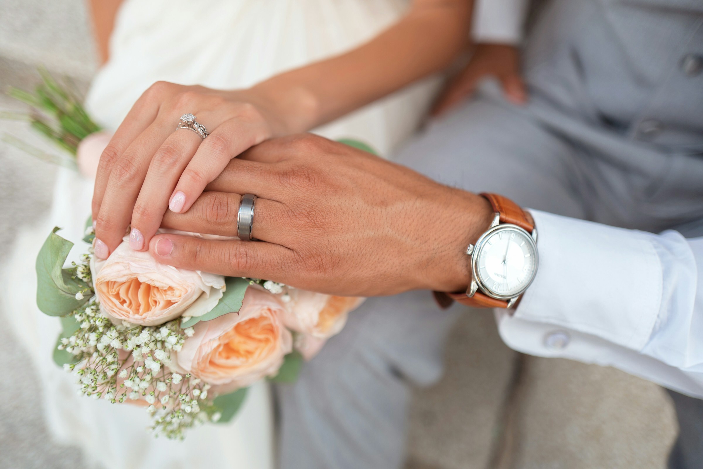 Una pareja tocando un ramo en su gran día | Fuente: Unsplash