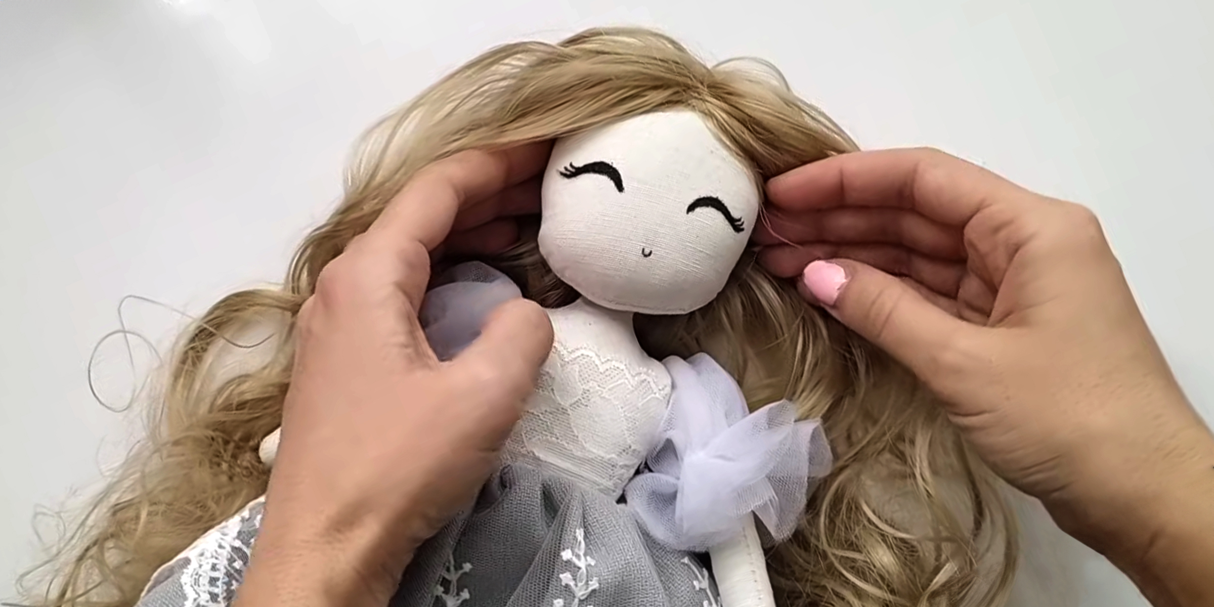 Las manos de una persona y una muñeca | Fuente: YouTube/CraftyGirlShirin