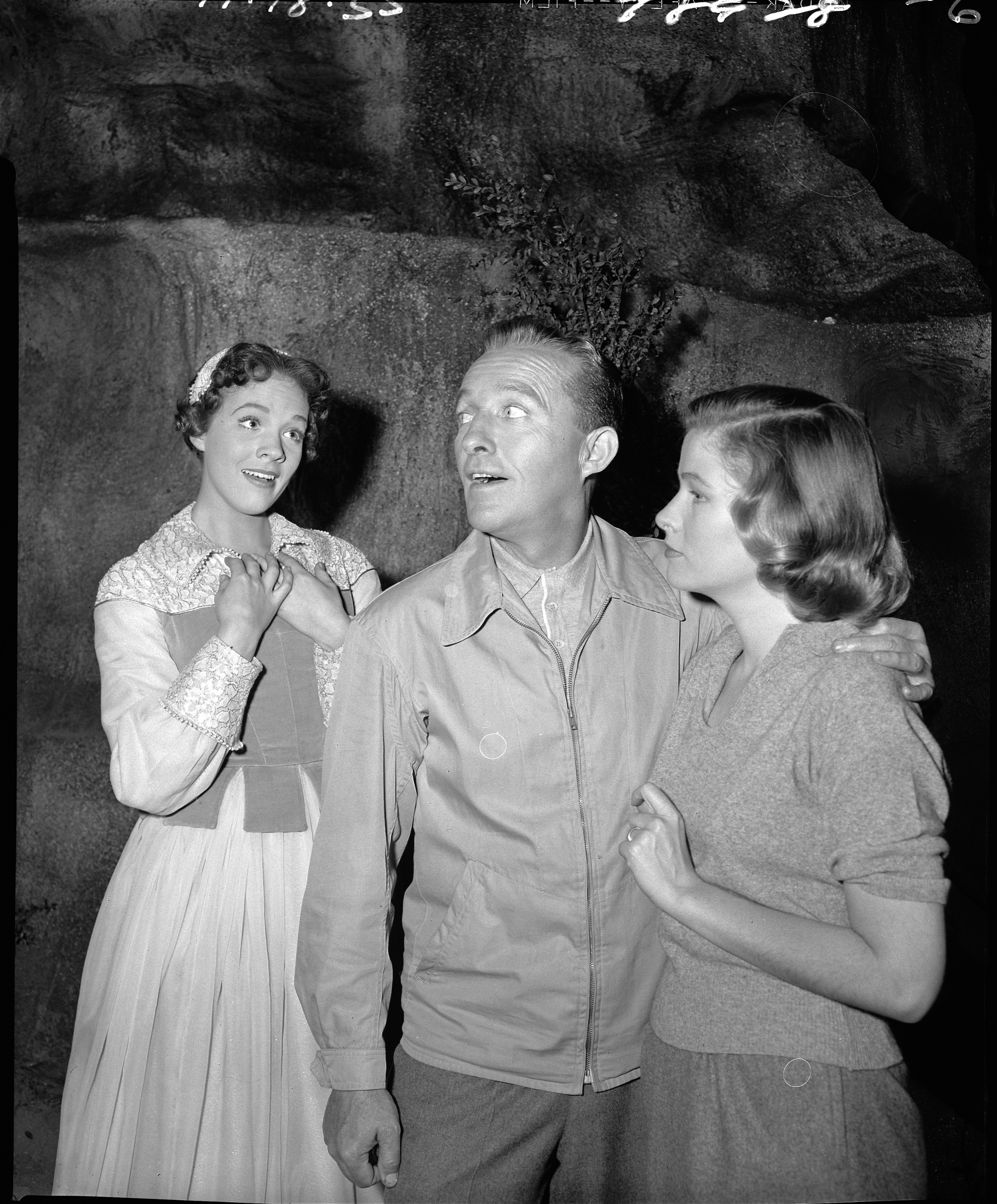Julie Andrews, Bing Crosby y la actriz en el rodaje de "High Tor", 1956 | Fuente: Getty Images