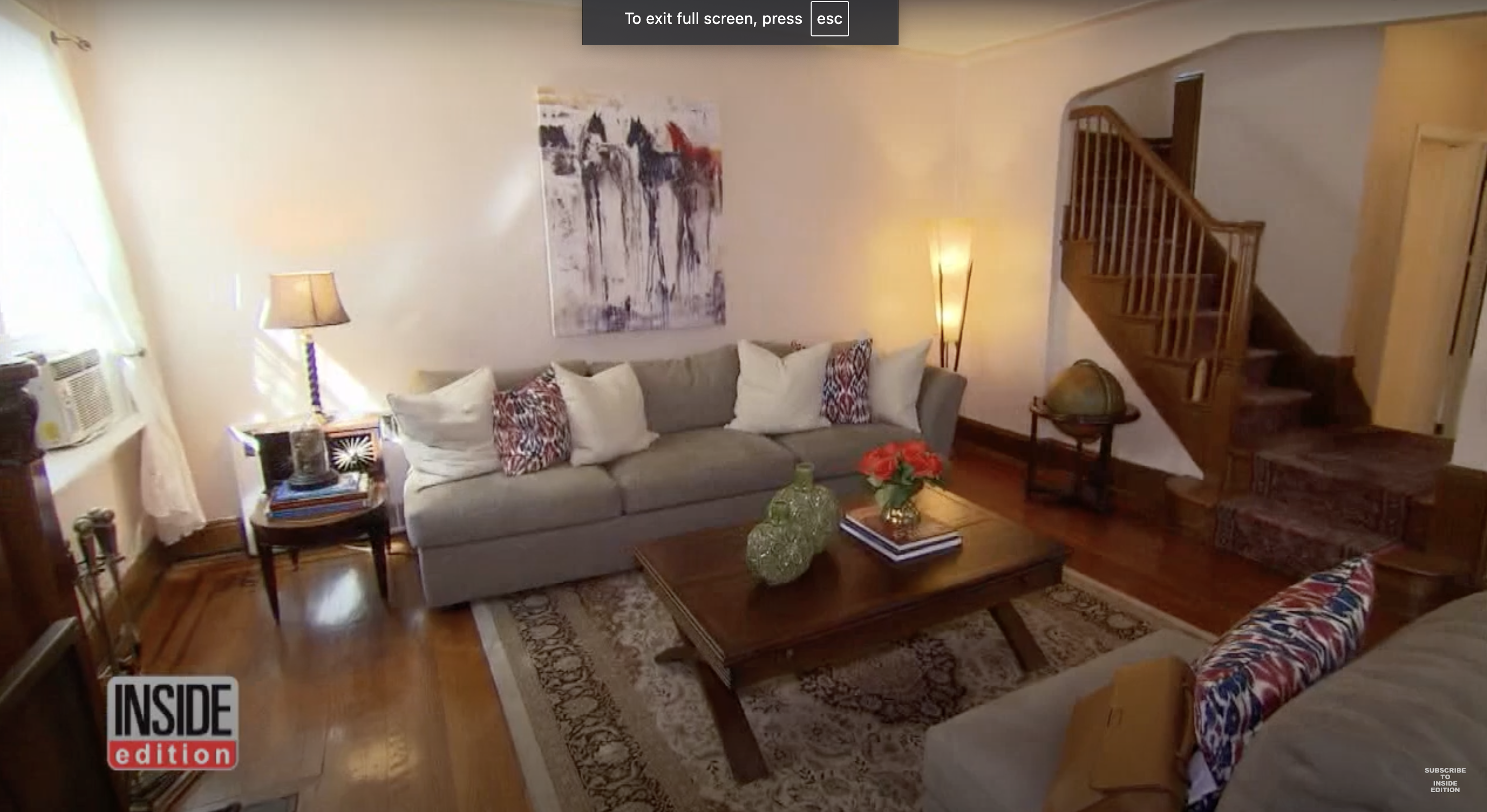 Un vistazo al interior del salón de la casa de la infancia del presidente Donald Trump, como se ve en un vídeo compartido el 10 de septiembre de 2016 | Fuente: YouTube/InsideEdition