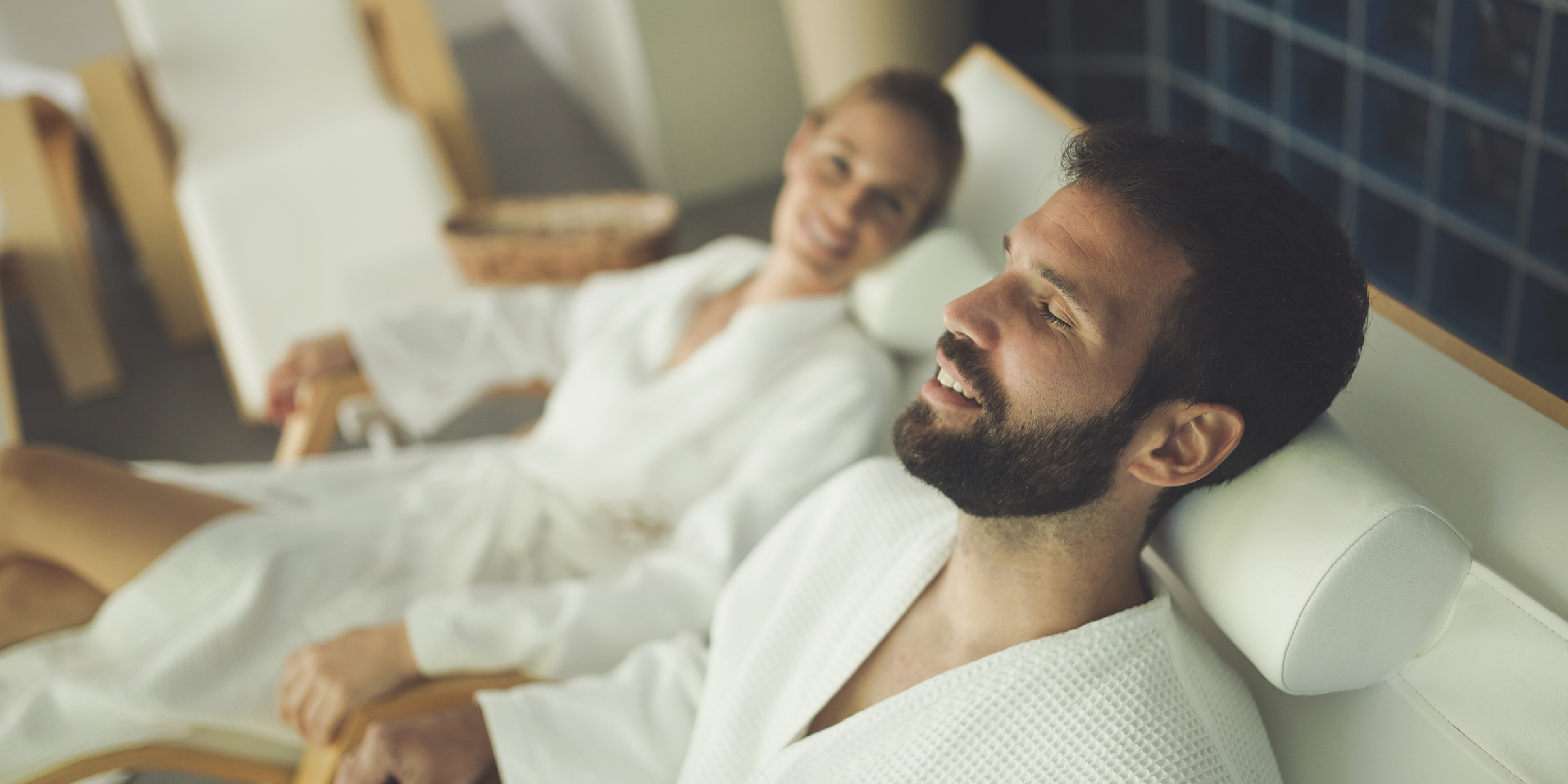 Un hombre y una mujer relajándose en un spa | Fuente: Shutterstock