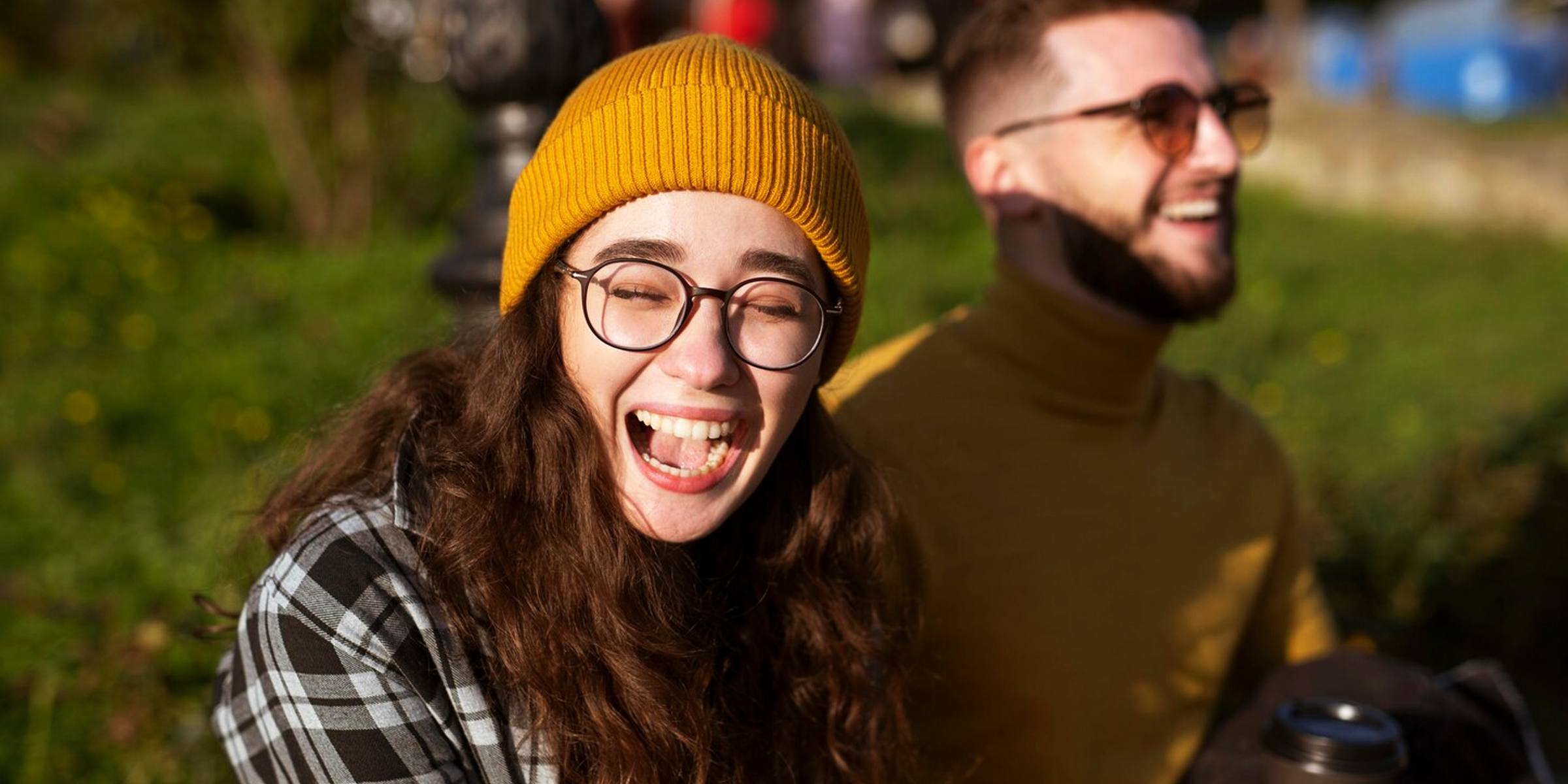 Primer plano de una joven riendo | Fuente: Freepik