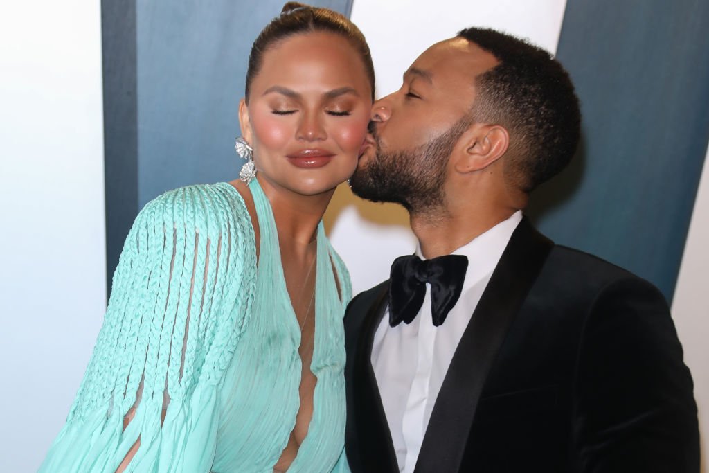 Chrissy Teigen y John Legend, febrero de 2020 en Beverly Hills, California. | Foto: Getty Images.