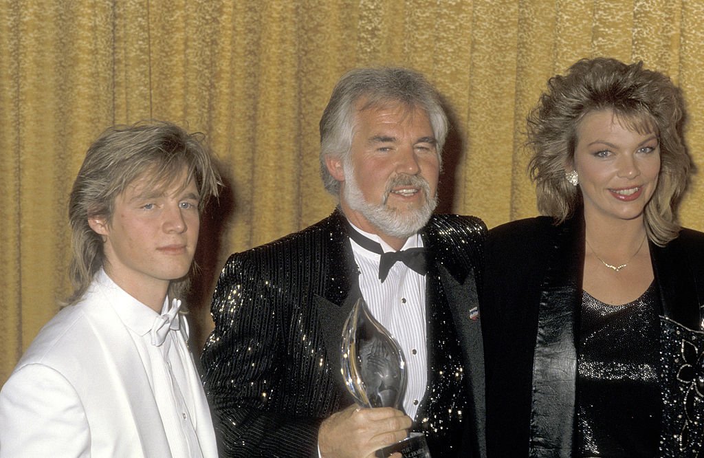 El fallecido cantante estadounidense con su primogénito y su hija en la 12ª edición de los People's Choice Awards, el 11 de marzo de 1986, en Santa Mónica, California | Foto: Getty Images