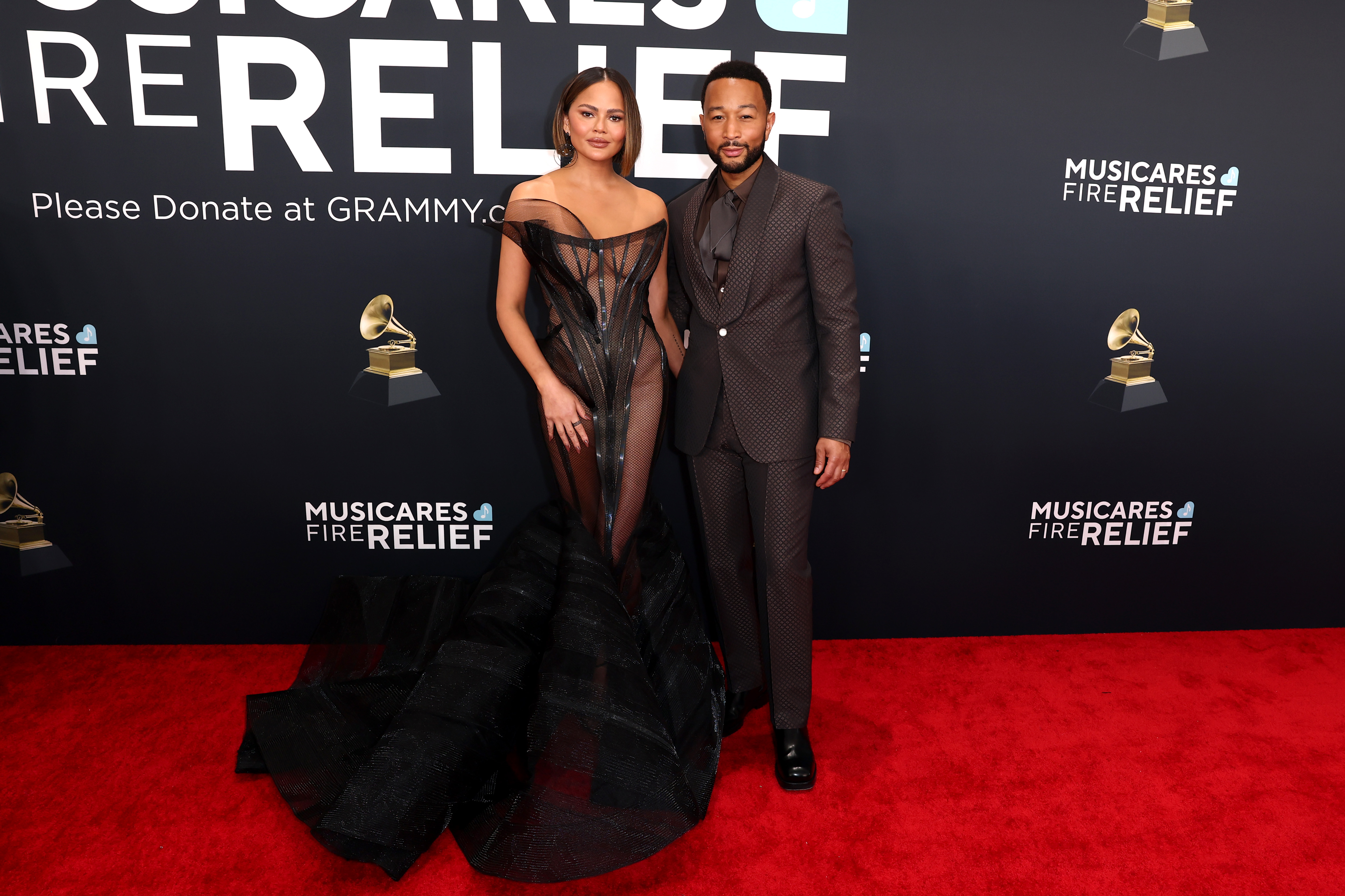 Chrissy Teigen y John Legend llegan a la 67 edición de los Premios Grammy el 2 de febrero de 2025, en Los Ángeles, California. | Fuente: Getty Images