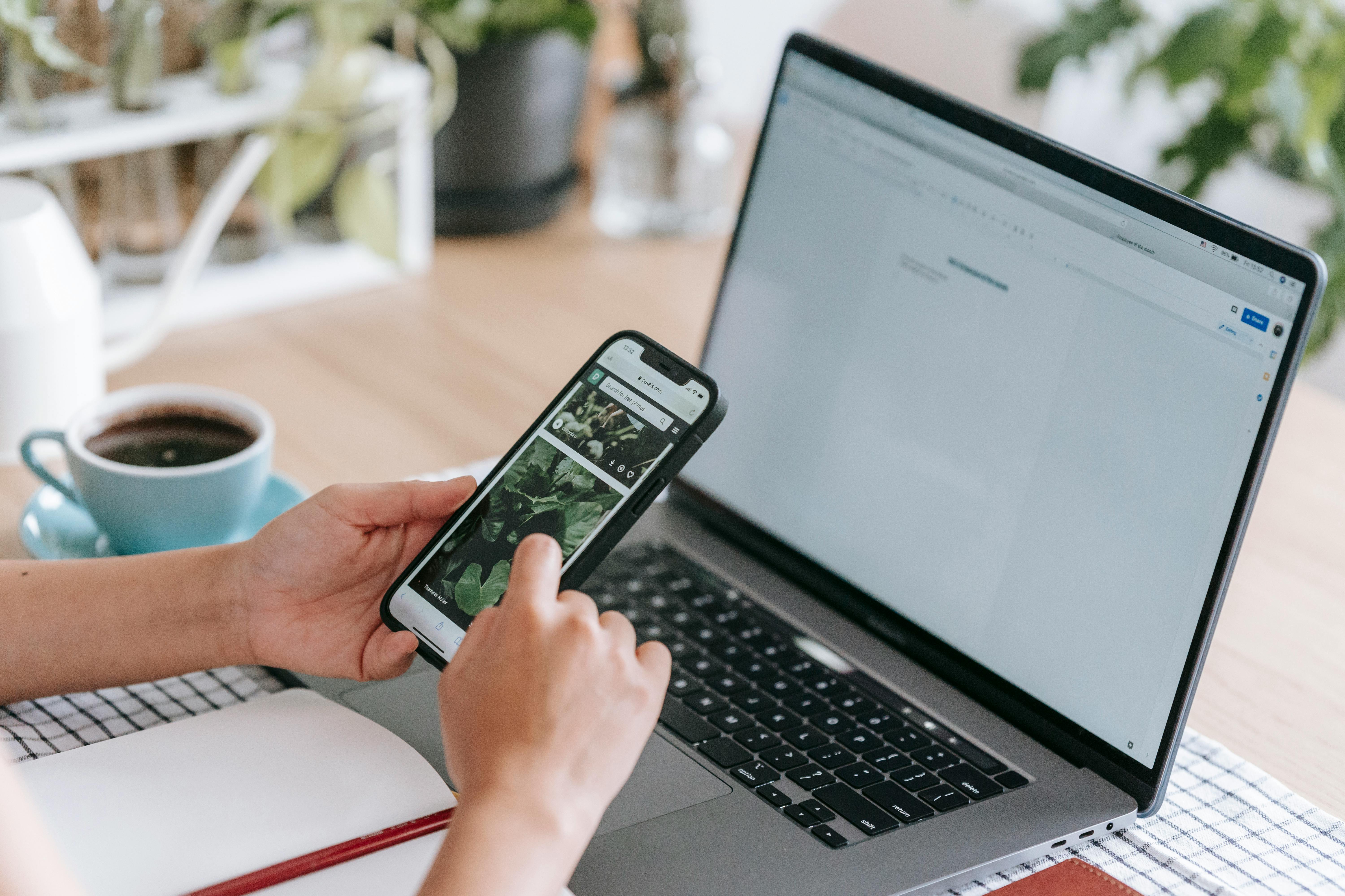 Una mujer mirando las fotos de su teléfono | Fuente: Pexels