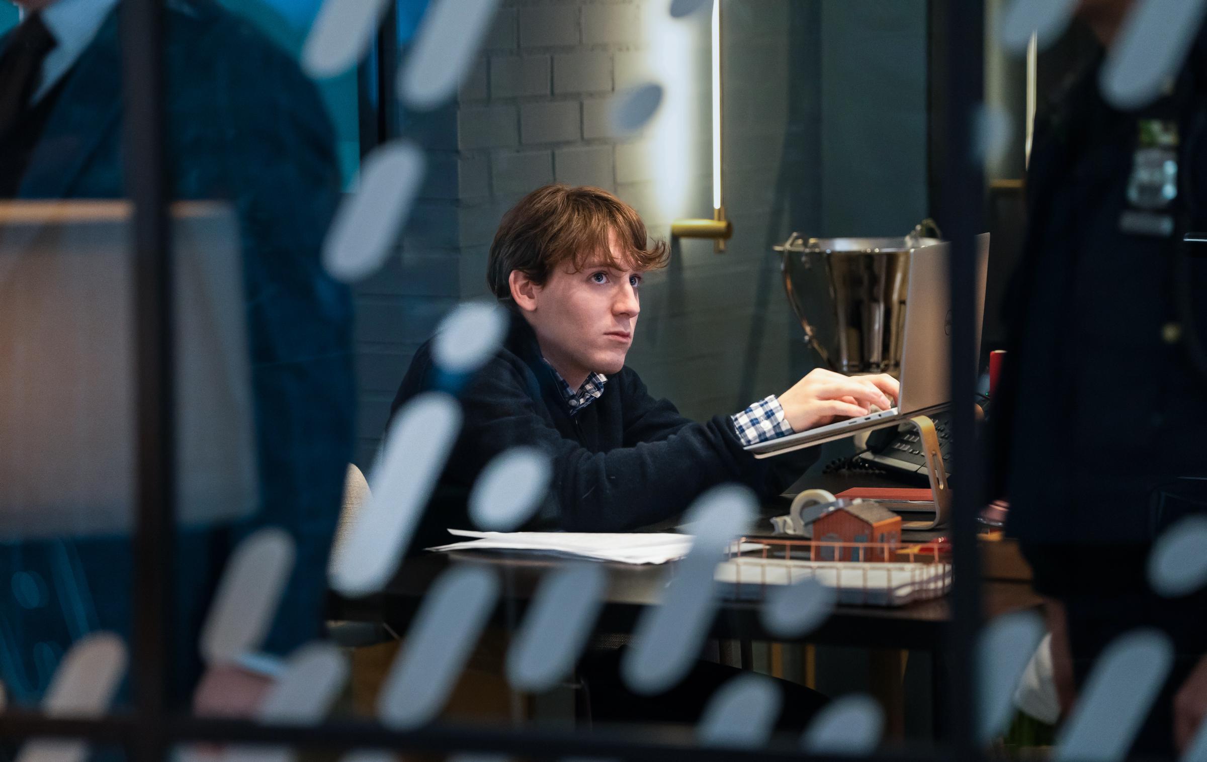 En "Elsbeth", James Wilkie interpretó a Carl, un joven empleado que se ve envuelto en una investigación por asesinato, en lo que supuso su primera aparición en televisión junto a su padre, Matthew Broderick. | Fuente: Getty Images.