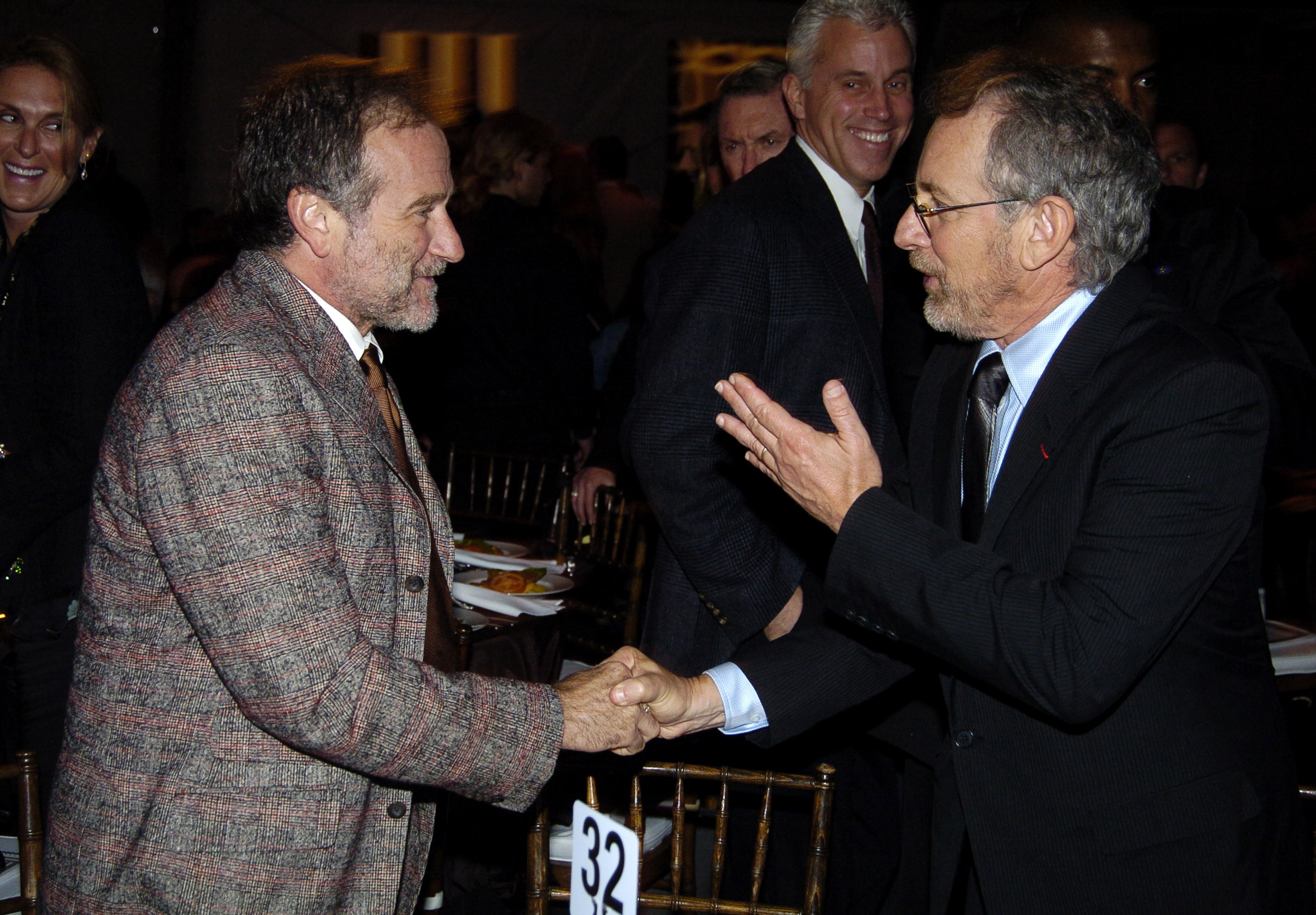 Robin Williams y Steven Spielberg en el acto de homenaje al presidente William Jefferson Clinton organizado por Embajadores para la Humanidad en Los Ángeles, California, en 2005 | Fuente: Getty Images