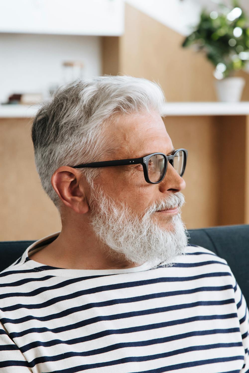 Un hombre maduro con gafas ⏐ Fuente: Pexels