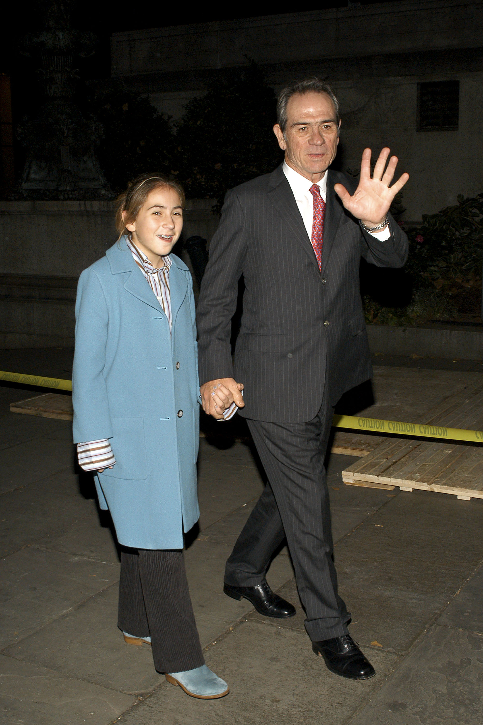 Tommy Lee Jones y Victoria Jones en la fiesta posterior al estreno de "The Missing at the Bryant Park Grill" el 16 de noviembre de 2003, en Nueva York. | Fuente: Getty Images