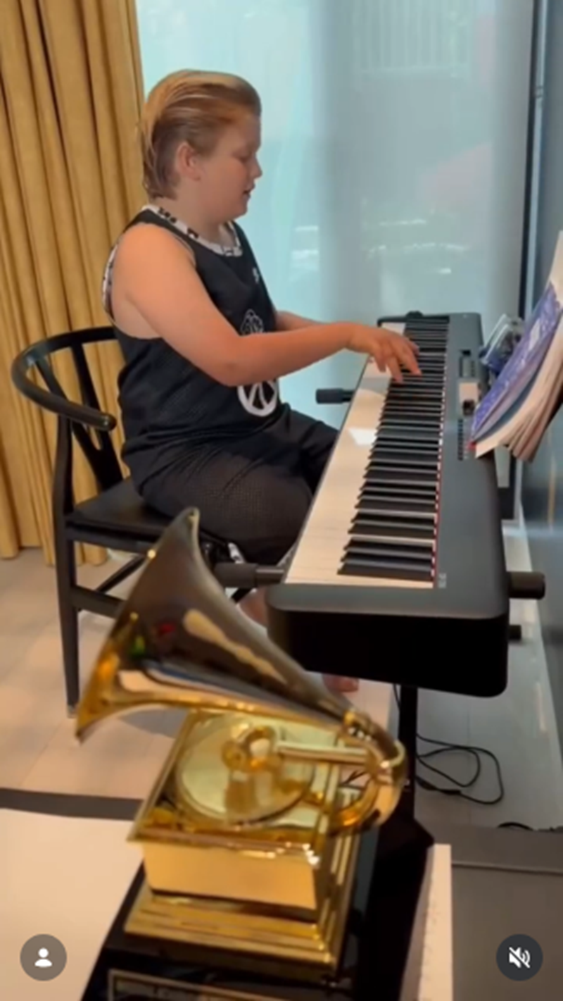 Noah, hijo mayor de Luisana Lopilato y Michael Bublé, frente a un piano digital | Fuente: Instagram/luisanalopilato