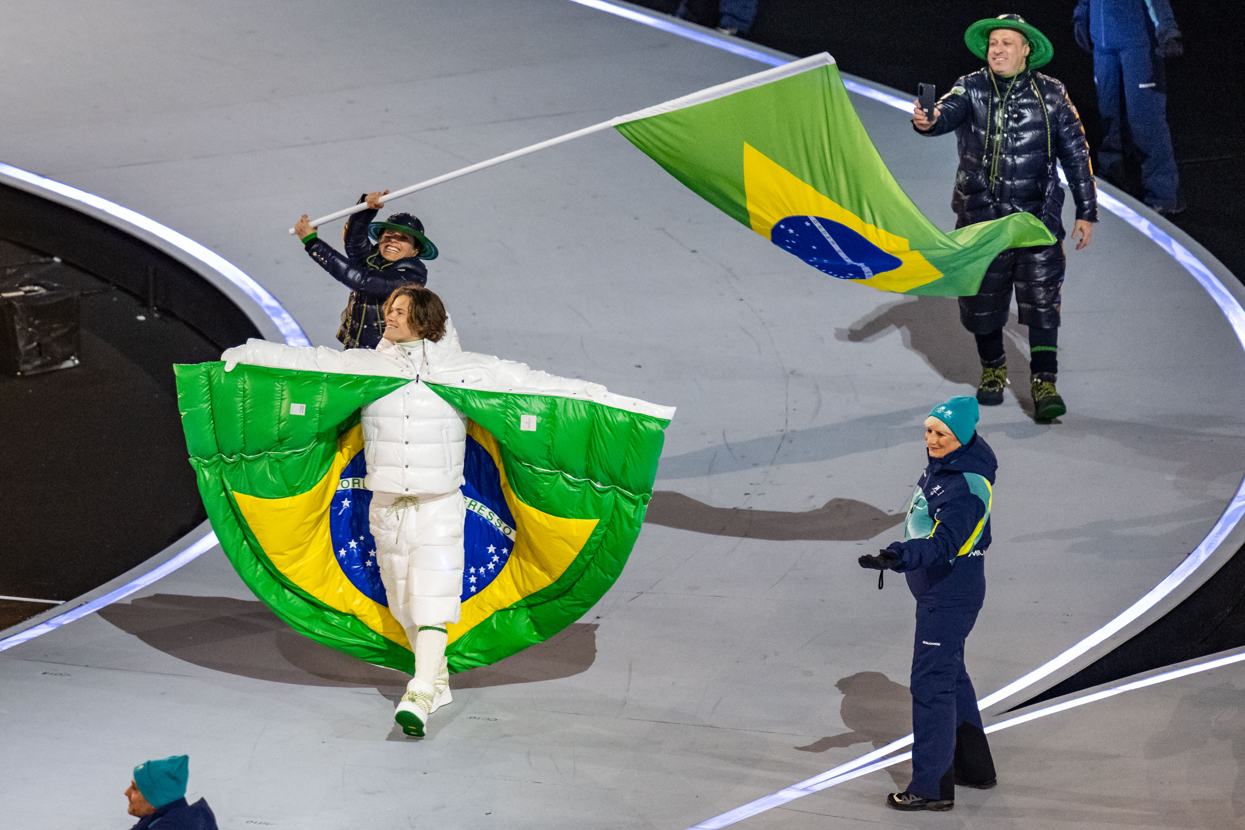 Lucas Pinheiro Braathen, del equipo brasileño, y otros miembros del equipo ingresan al estadio de los Juegos Olímpicos de Invierno Milano Cortina 2026 en el estadio San Siro el 6 de febrero de 2026 en Milán, Italia. | Fuente: Getty Images