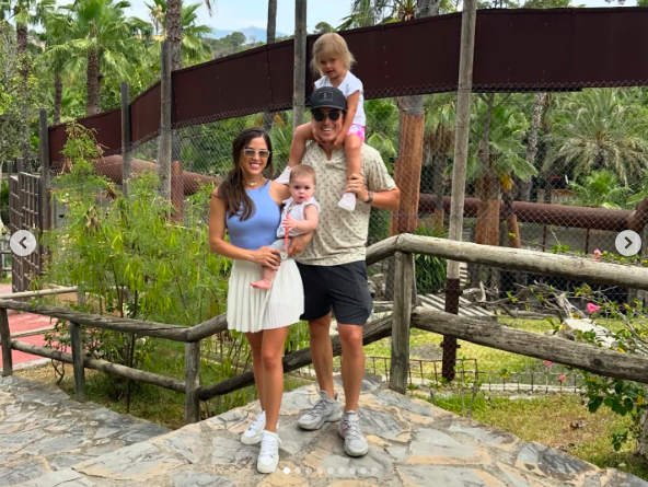 Summitt y Miranda Hogue, posando para una foto con sus hijos, publicada el 16 de julio de 2024 | Fuente: Instagram/summitthogue