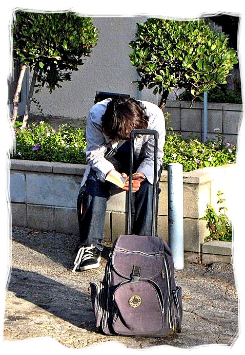 Chico solo con su maleta | Foto: Flicker.com