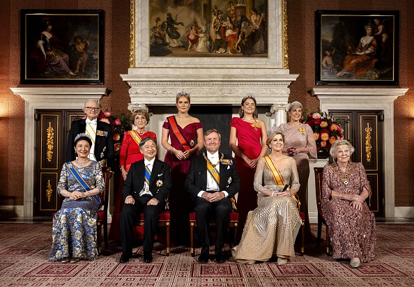 De izquierda a derecha, Pieter van Vollenhoven, esposo de la princesa Margarita de los Países Bajos; la emperatriz Masako de Japón; la princesa Margarita de los Países Bajos; el emperador Naruhito de Japón; la princesa Amalia de los Países Bajos; el rey Guillermo Alejandro de los Países Bajos; la princesa Ariane de los Países Bajos; la reina Máxima de los Países Bajos, y la princesa Beatriz de los Países Bajos posan para una foto grupal antes de un banquete de Estado en el Palacio Real de Ámsterdam, el 17 de junio de 2026.