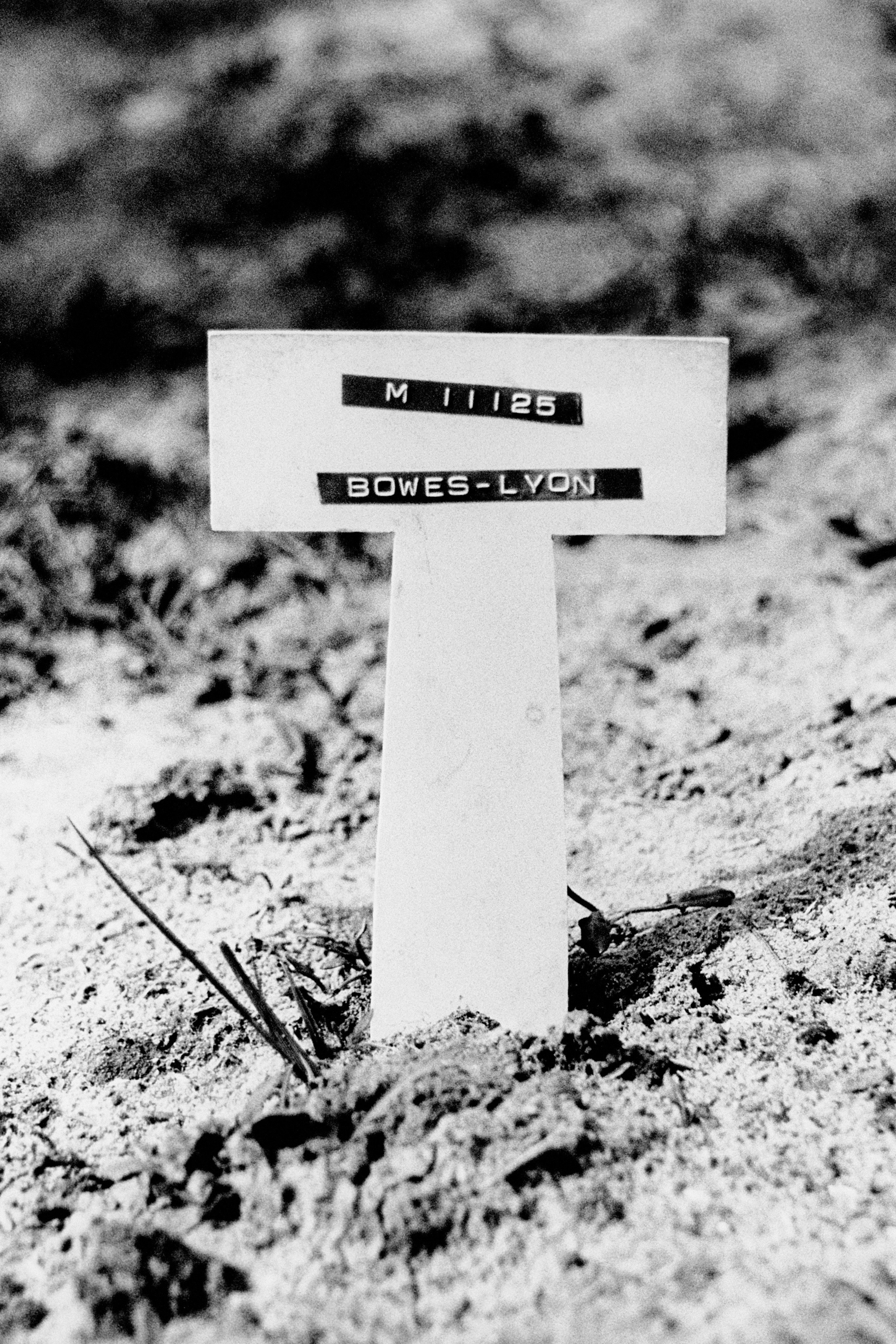 La tumba de Nerissa Bowes-Lyon en el cementerio de Redhill, marcada por una pequeña etiqueta de plástico al pie de la lápida. | Foto: Getty Images