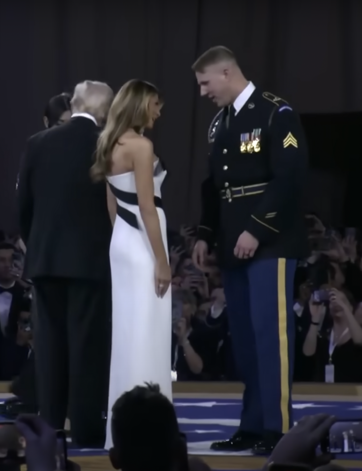 La Primera Dama Melania Trump charla con el sargento del ejército estadounidense Henry Waller el 20 de enero de 2025 | Fuente: YouTube/@InsideEdition