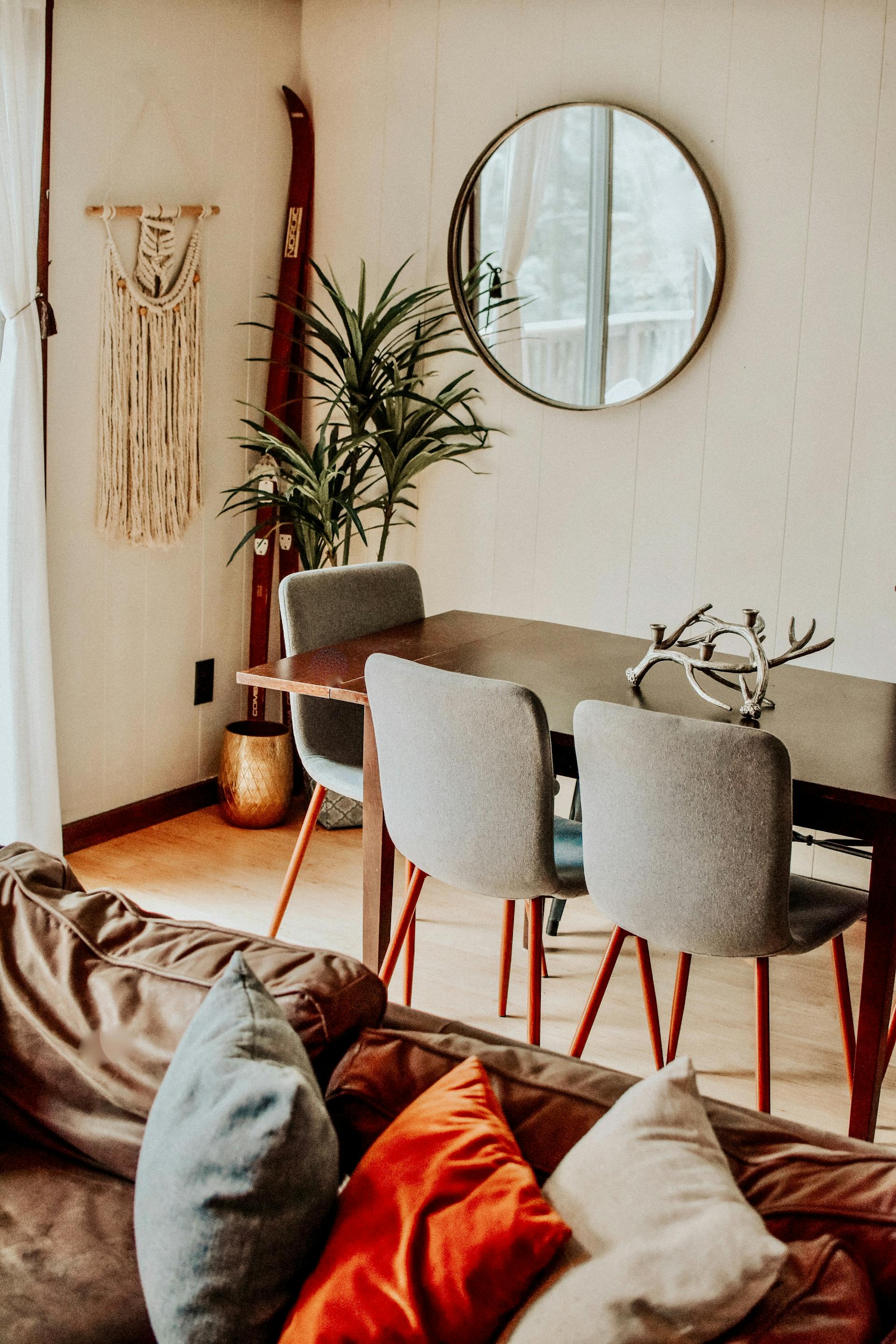 Sillas alrededor de una mesa de comedor | Fuente: Pexels