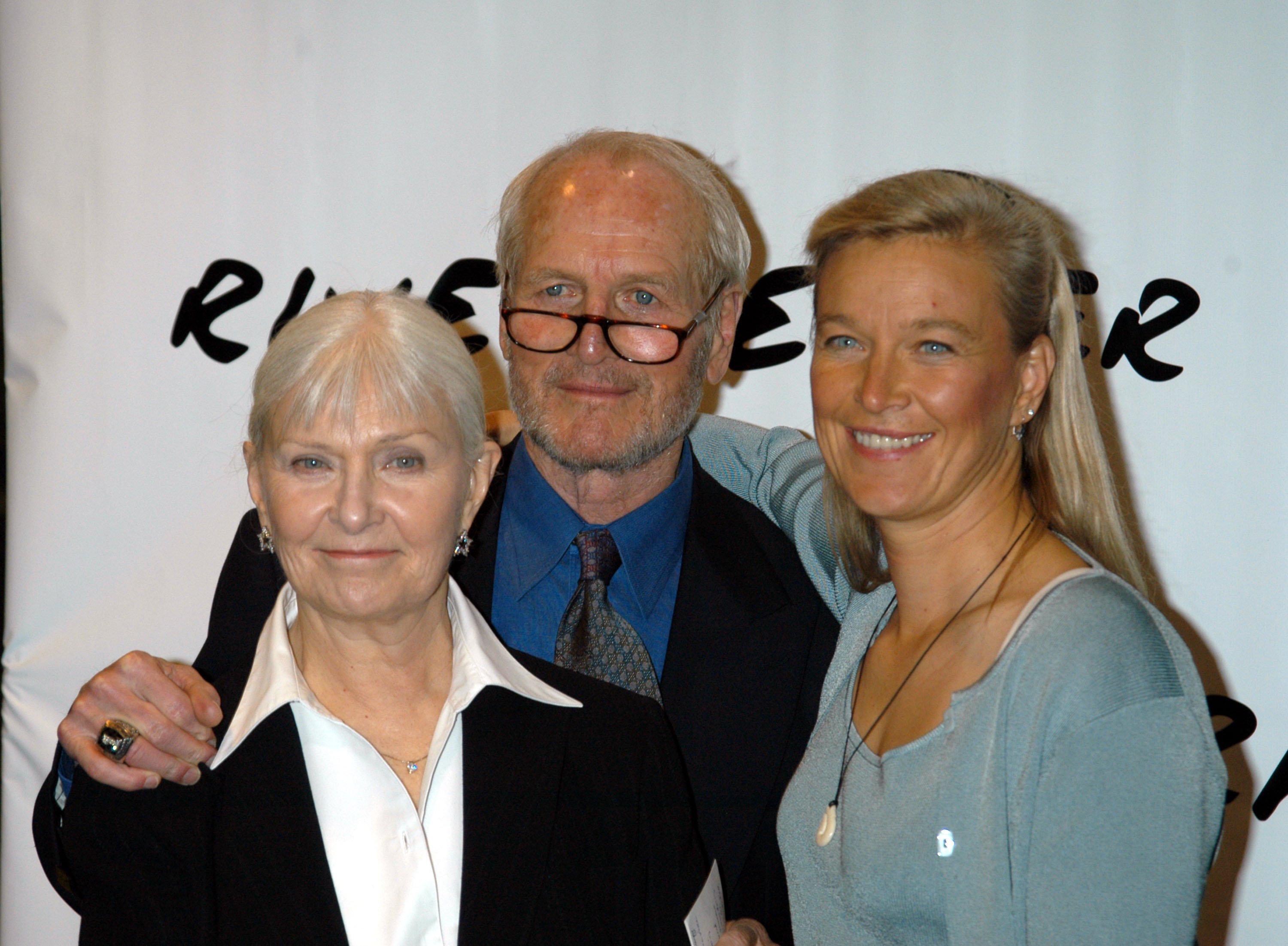 Paul Newman, Joanne Woodward y su hija Nell Newman en la gala benéfica The Riverkeeper 2003 el 16 de mayo de 2003 | Fuente: Getty Images