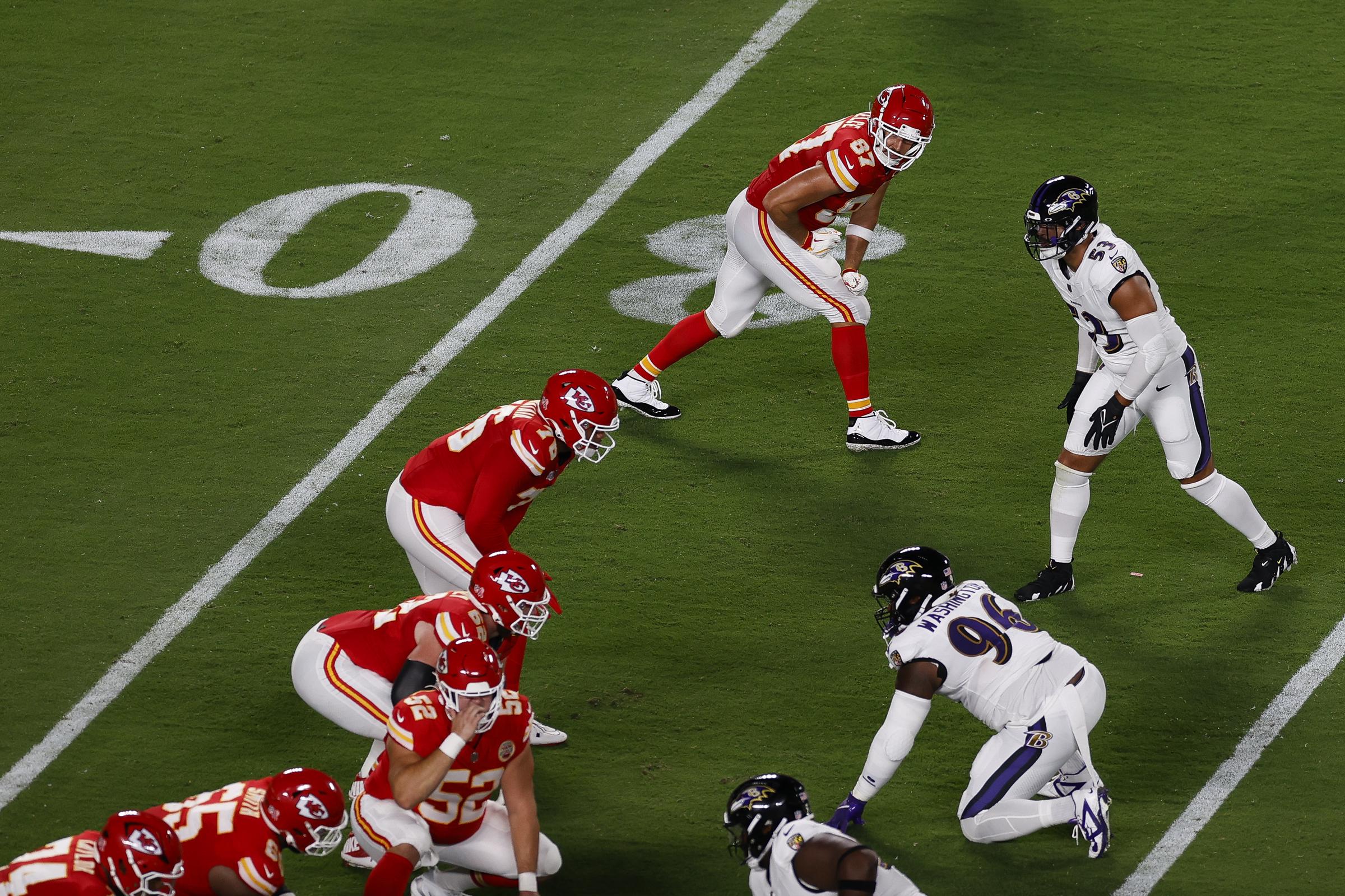 Travis Kelce jugando junto a sus compañeros de los Kansas City Chief contra los Baltimore Ravens en Kansas City, Missouri, el 5 de septiembre de 2024 | Fuente: Getty Images