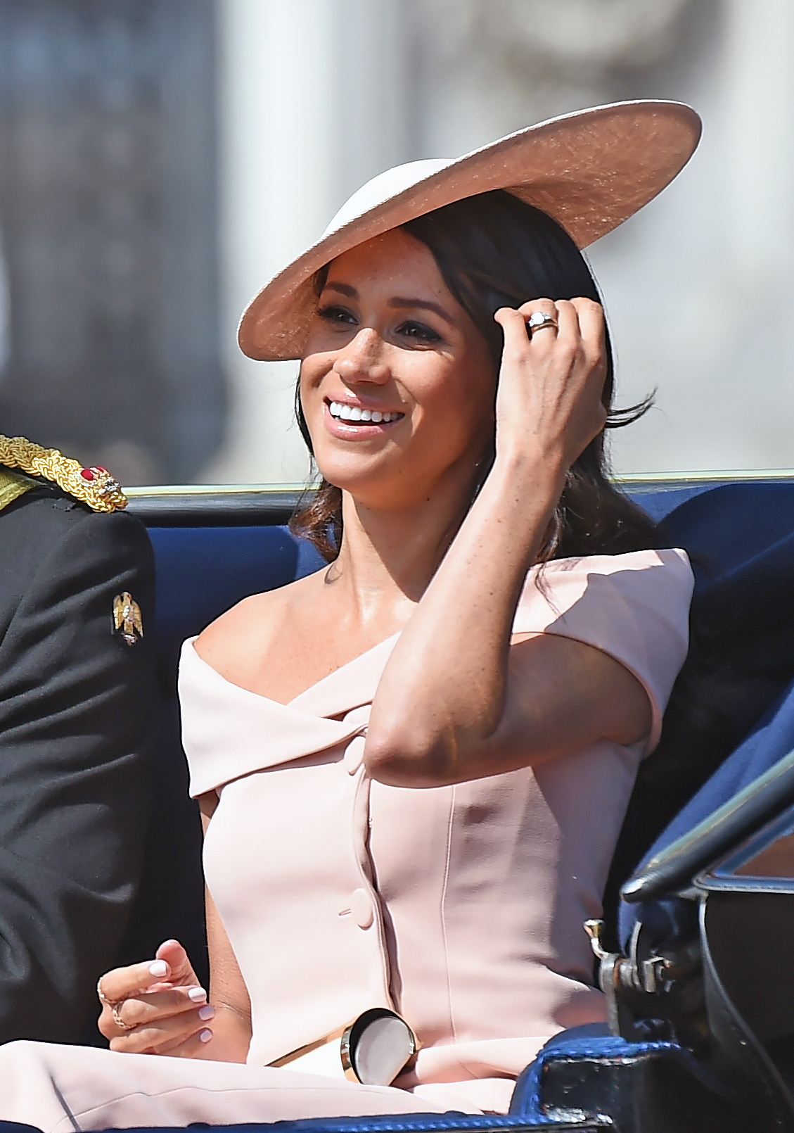 Meghan, duquesa de Sussex, viaja en un carruaje abierto hacia la ceremonia Trooping the Colour el 9 de junio de 2018 en Londres, Inglaterra | Fuente: Getty Images