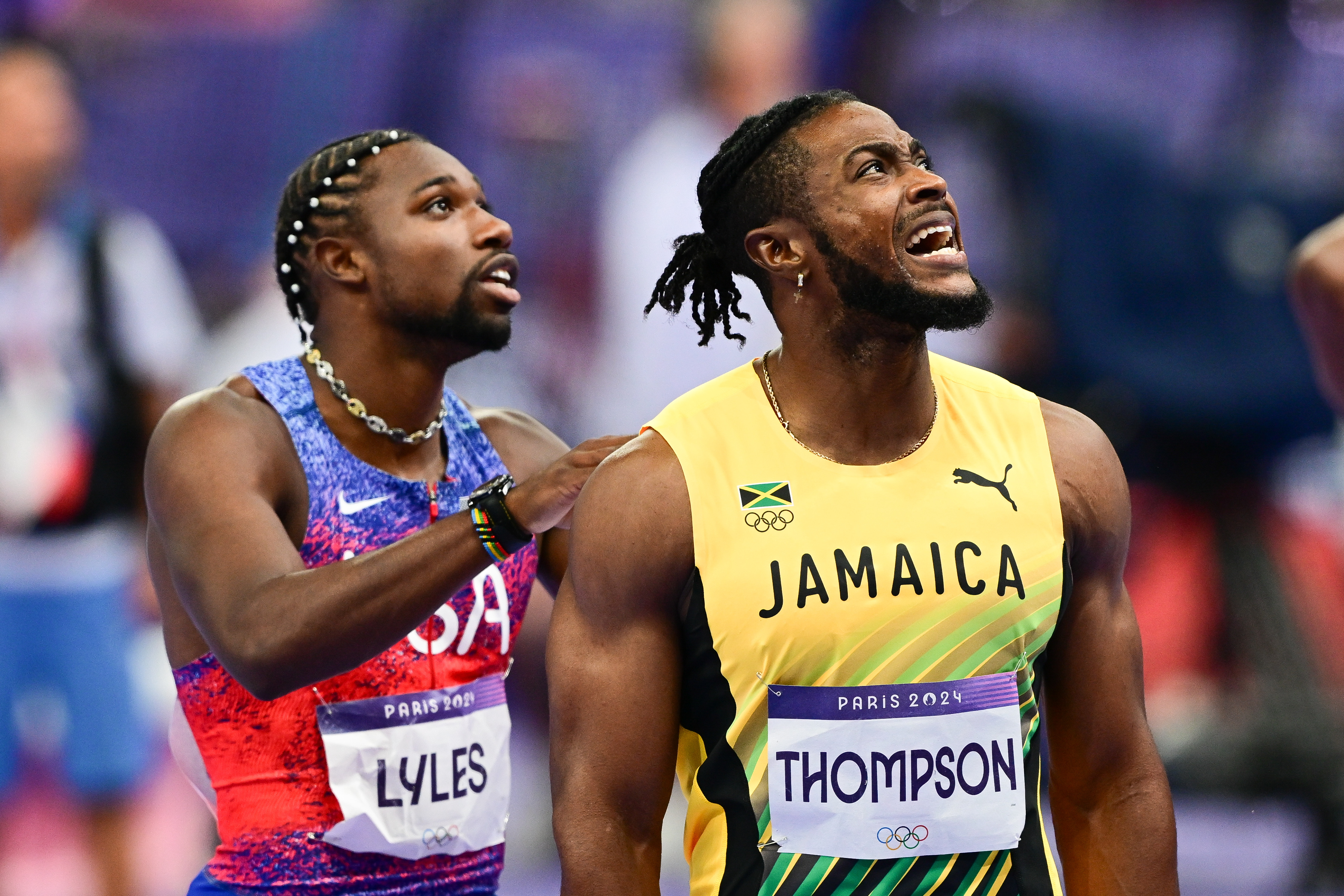 Noah Lyles y Kishane Thompson esperan los resultados de la competición durante la final masculina de los 100 metros planos de la prueba de atletismo de los Juegos Olímpicos de París 2024 en Saint-Denis, París, el 4 de agosto de 2024 | Fuente: Getty Images