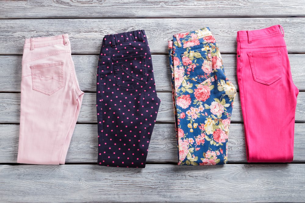 Selección de cuatro pantalones coloridos. | Foto: Shutterstock