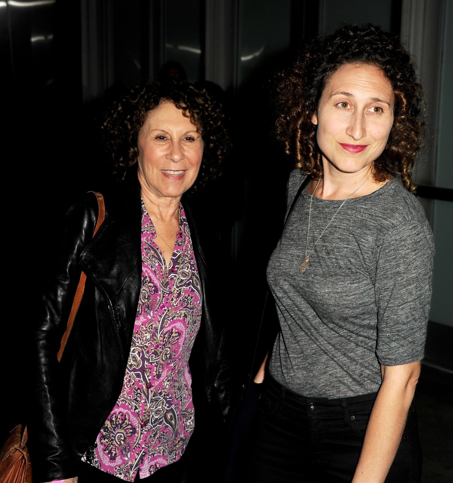 Rhea Perlman y Grace Fan DeVito en la proyección de "CBGB" el 1 de octubre de 2013, en Los Ángeles, California | Fuente: Getty Images